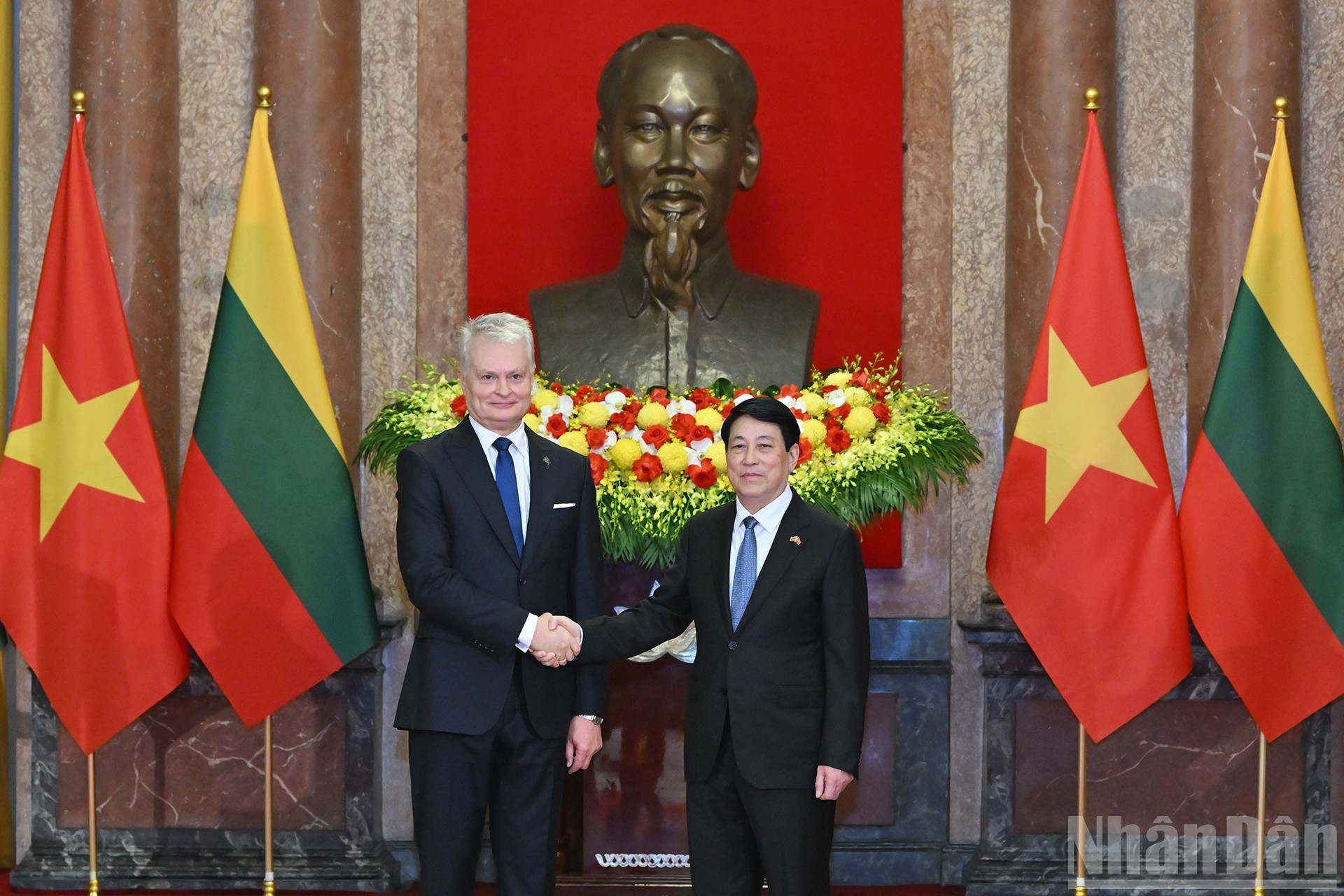 Chủ tịch nước Lương Cường và Tổng thống Litva Gitanas Nauseda chụp ảnh chung sau Lễ đón. ndo_br_8.jpg