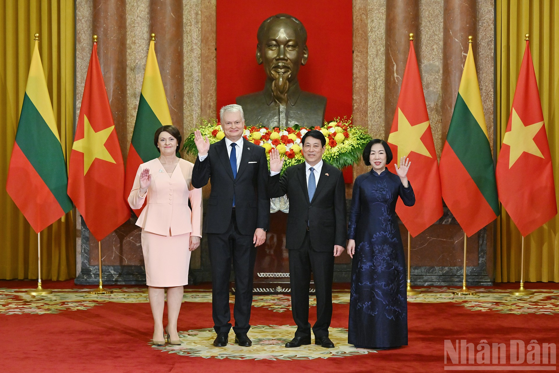 Chủ tịch nước Lương Cường và Phu nhân cùng Tổng thống Litva Gitanas Nauseda và Phu nhân chụp ảnh chung sau Lễ đón. ndo_br_9.jpg