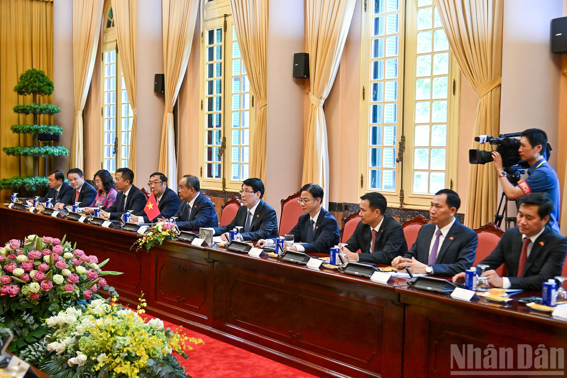 Chủ tịch nước Lương Cường và các đại biểu Việt Nam tại Hội đàm. ndo_br_13.jpg