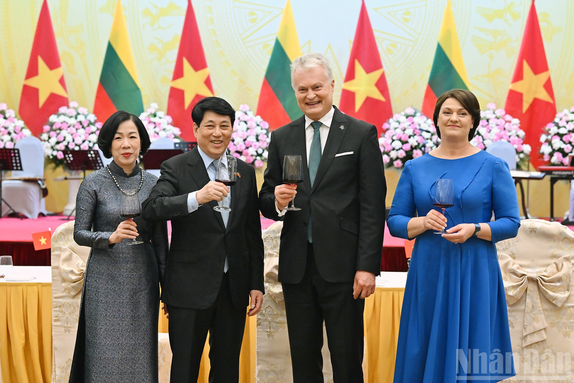 Chủ tịch nước Lương Cường và Phu nhân cùng Tổng thống Litva Gitanas Nauseda và Phu nhân tại chiêu đãi. ndo_br_7-5600.jpg