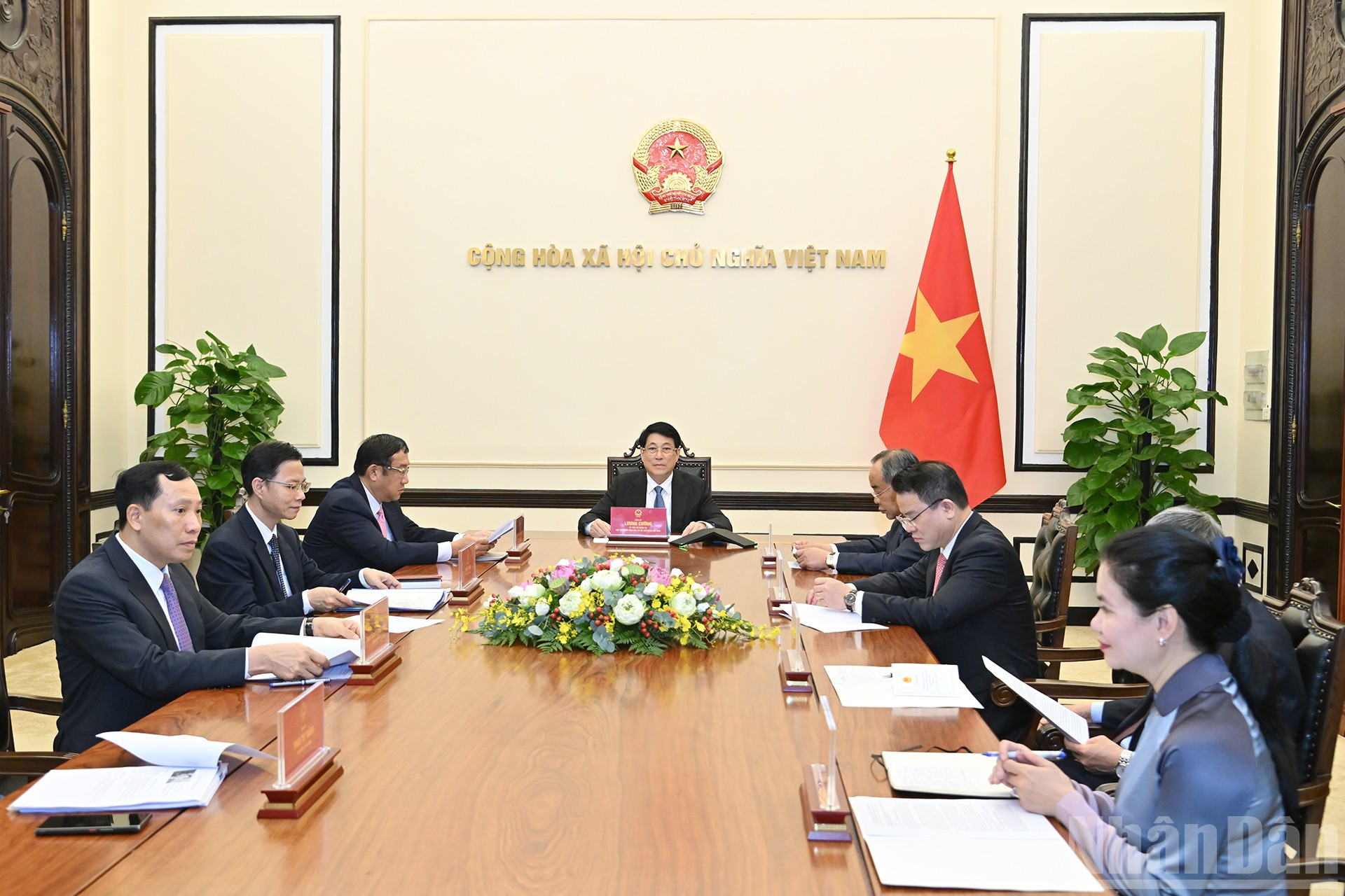 El presidente de Vietnam, Luong Cuong, mantiene una llamada telefónica con su par surcoreano, Lee Jae Myung.