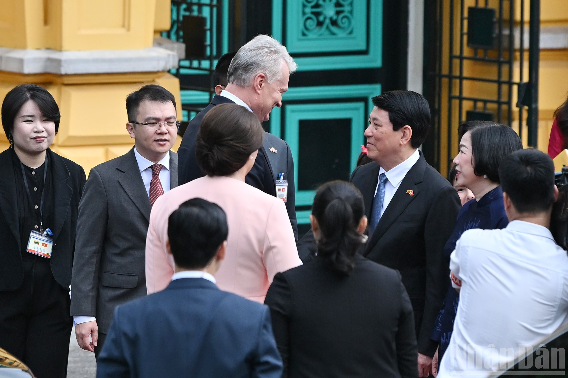 Chủ tịch nước Lương Cường và Phu nhân đón chào Tổng thống Litva Gitanas Nauseda và Phu nhân tại lễ đón. ndo_br_4-7109.jpg