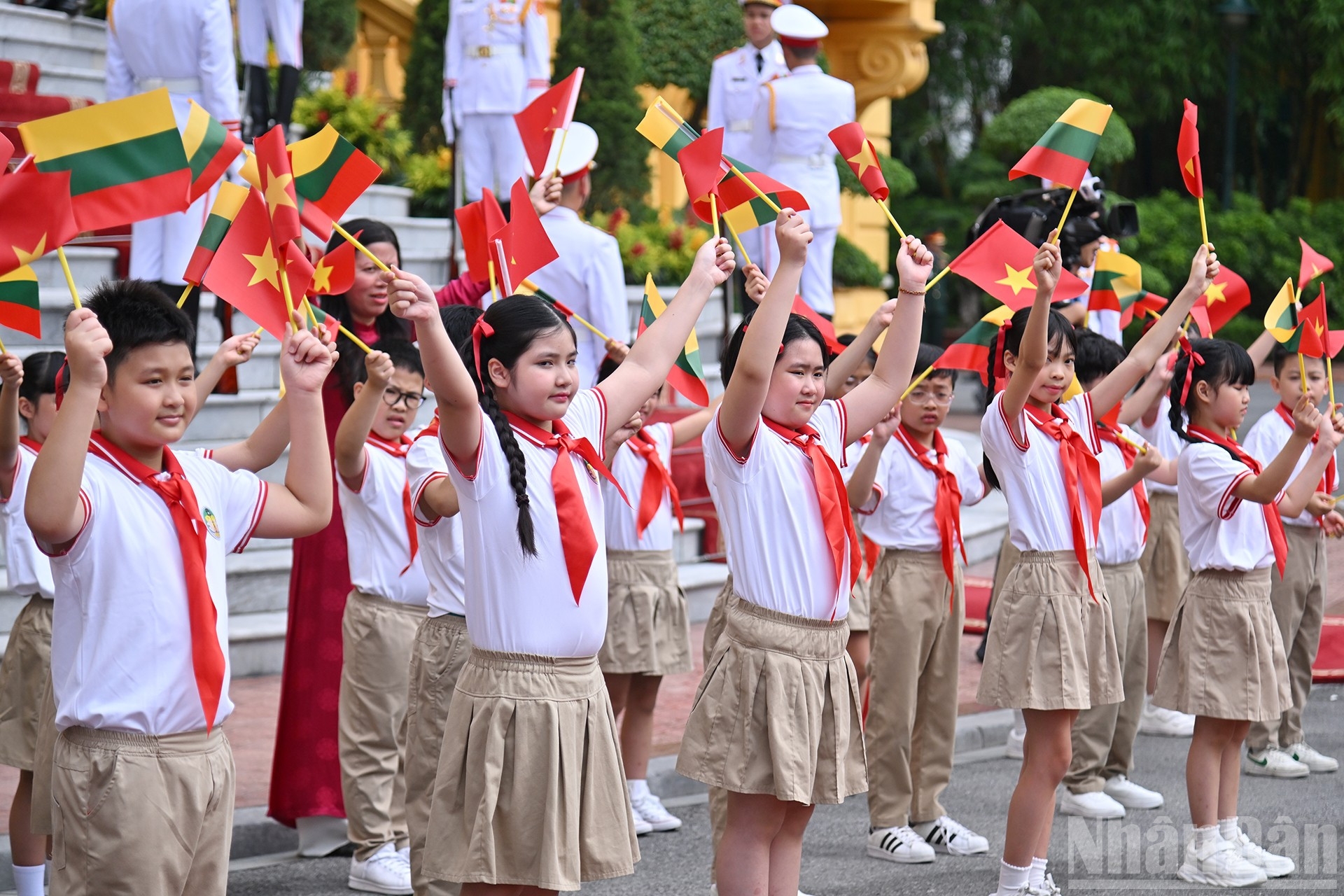 Thiếu nhi Thủ đô đón chào Chủ tịch nước Lương Cường và Phu nhân cùng Tổng thống Litva Gitanas Nauseda và Phu nhân. ndo_br_2-2889.jpg