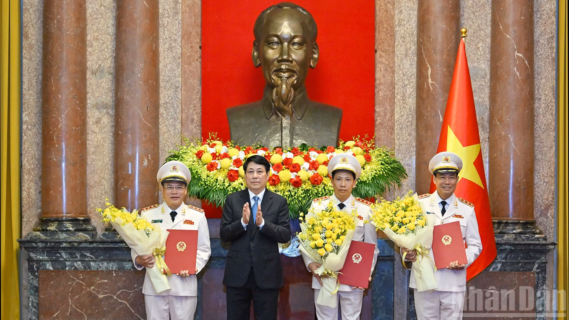 Chủ tịch nước Lương Cường trao Quyết định thăng cấp bậc hàm Thượng tướng cho các đồng chí Lê Tấn Tới, Lê Văn Tuyến và Nguyễn Văn Long.