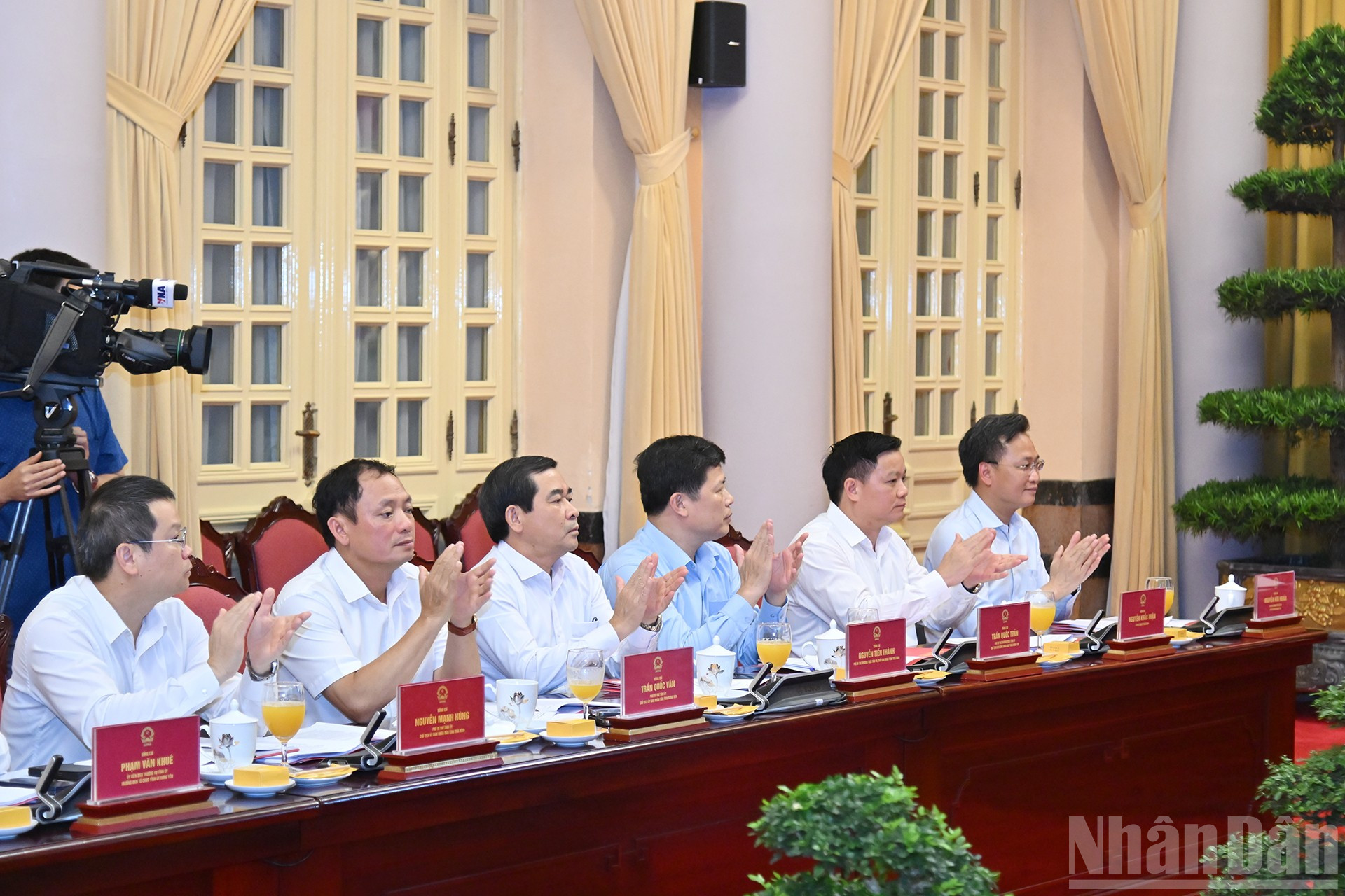 Bí thư Tỉnh ủy Hưng Yên Nguyễn Hữu Nghĩa, Bí thư Tỉnh ủy Thái Bình Nguyễn Khắc Thận cùng các đồng chí lãnh đạo tỉnh Hưng Yên và Thái Bình tham dự buổi làm việc. ndo_br_3-4138.jpg