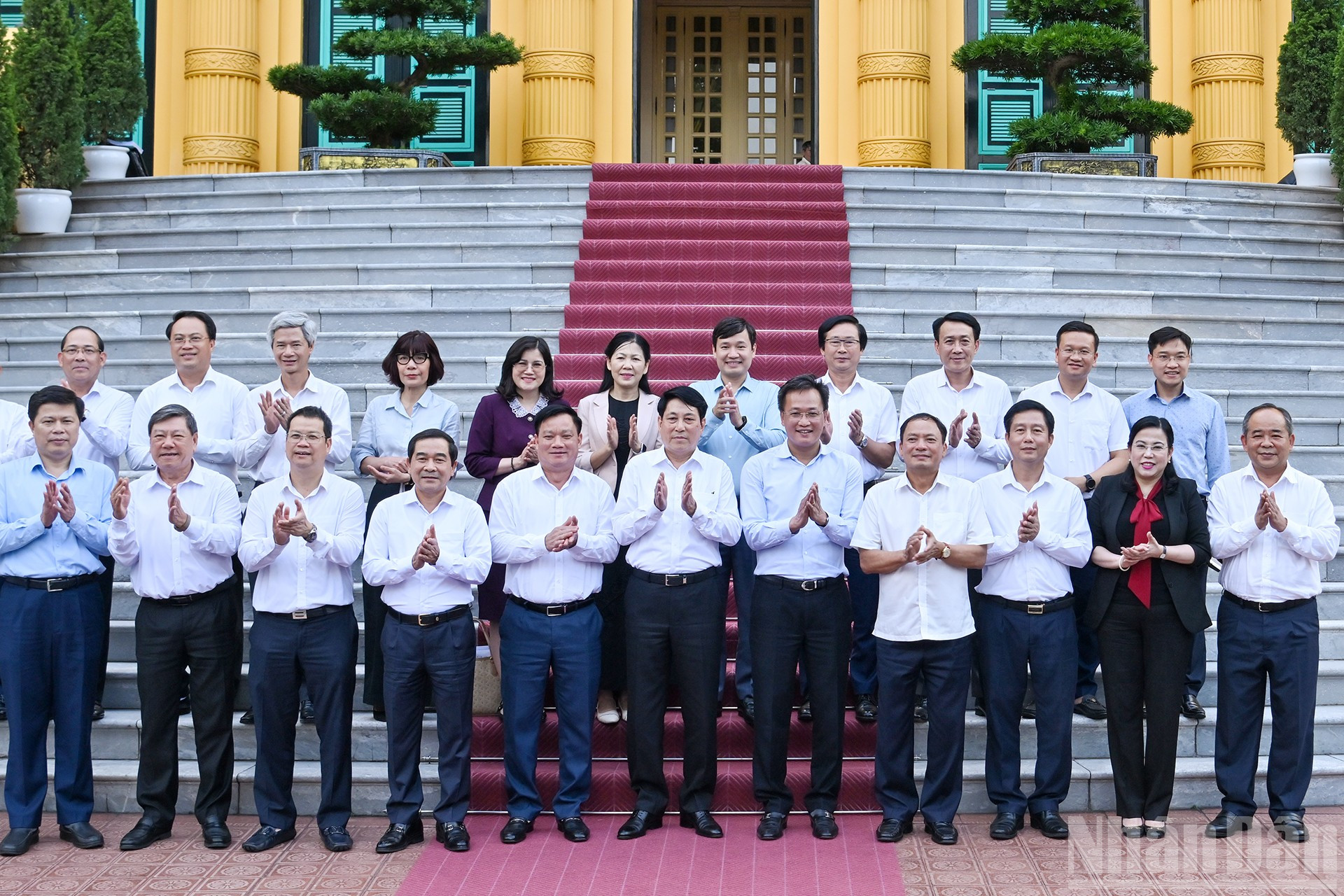 Chủ tịch nước Lương Cường với các đại biểu tại buổi làm việc. ndo_br_chi-2333.jpg