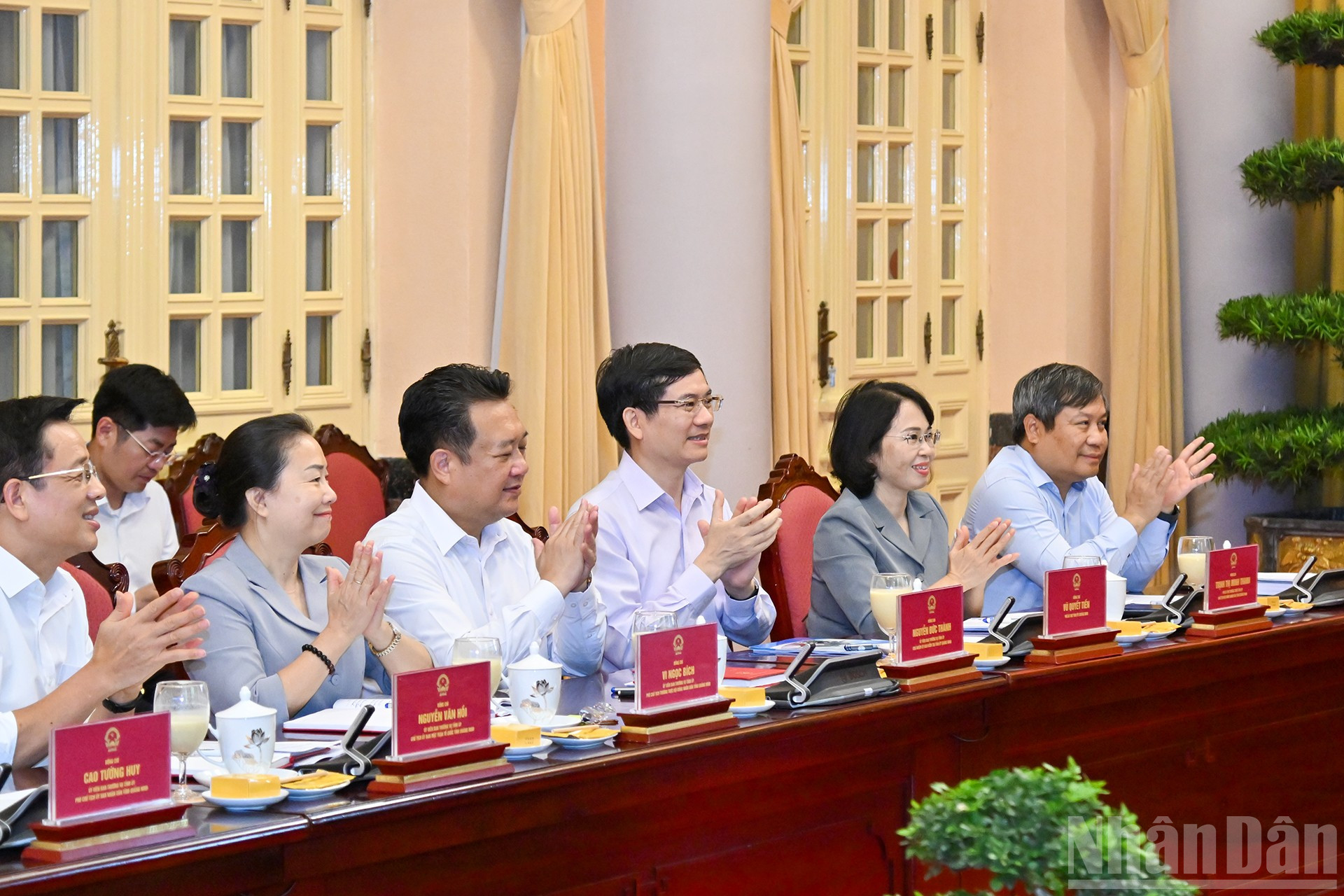 Bí thư Tỉnh ủy Quảng Ninh Vũ Đại Thắng cùng các đồng chí lãnh đạo tỉnh Quảng Ninh tại buổi làm việc. ndo_br_4.jpg