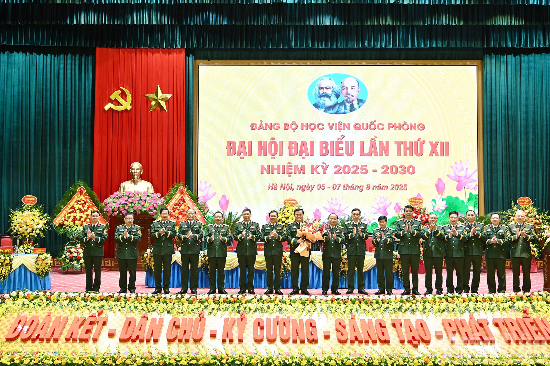 Tổng Tham mưu trưởng Quân đội nhân dân Việt Nam Nguyễn Tân Cương tặng hoa chúc mừng Ban Chấp hành Đảng bộ Học viện Quốc phòng nhiệm kỳ 2025-2030. ndo_br_chi-5623.jpg