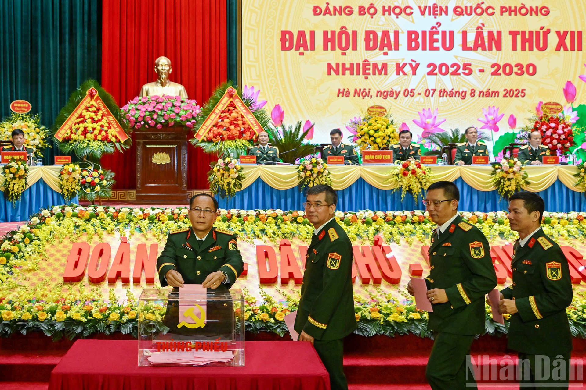Các đồng chí đảng viên bỏ phiếu bầu Ban Chấp hành Đảng bộ Học viện Quốc phòng nhiệm kỳ 2025-2030. ndo_br_chi-5233.jpg