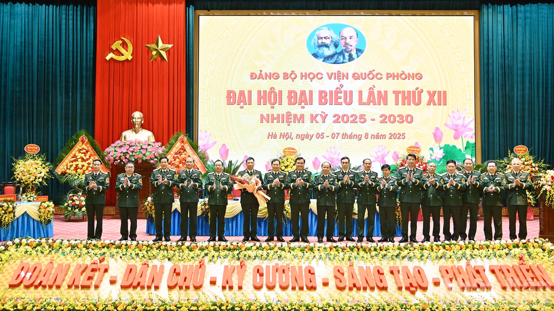 Tổng Tham mưu trưởng Quân đội nhân dân Việt Nam Nguyễn Tân Cương tặng hoa chúc mừng Ban Chấp hành Đảng bộ Học viện Quốc phòng nhiệm kỳ 2025-2030.