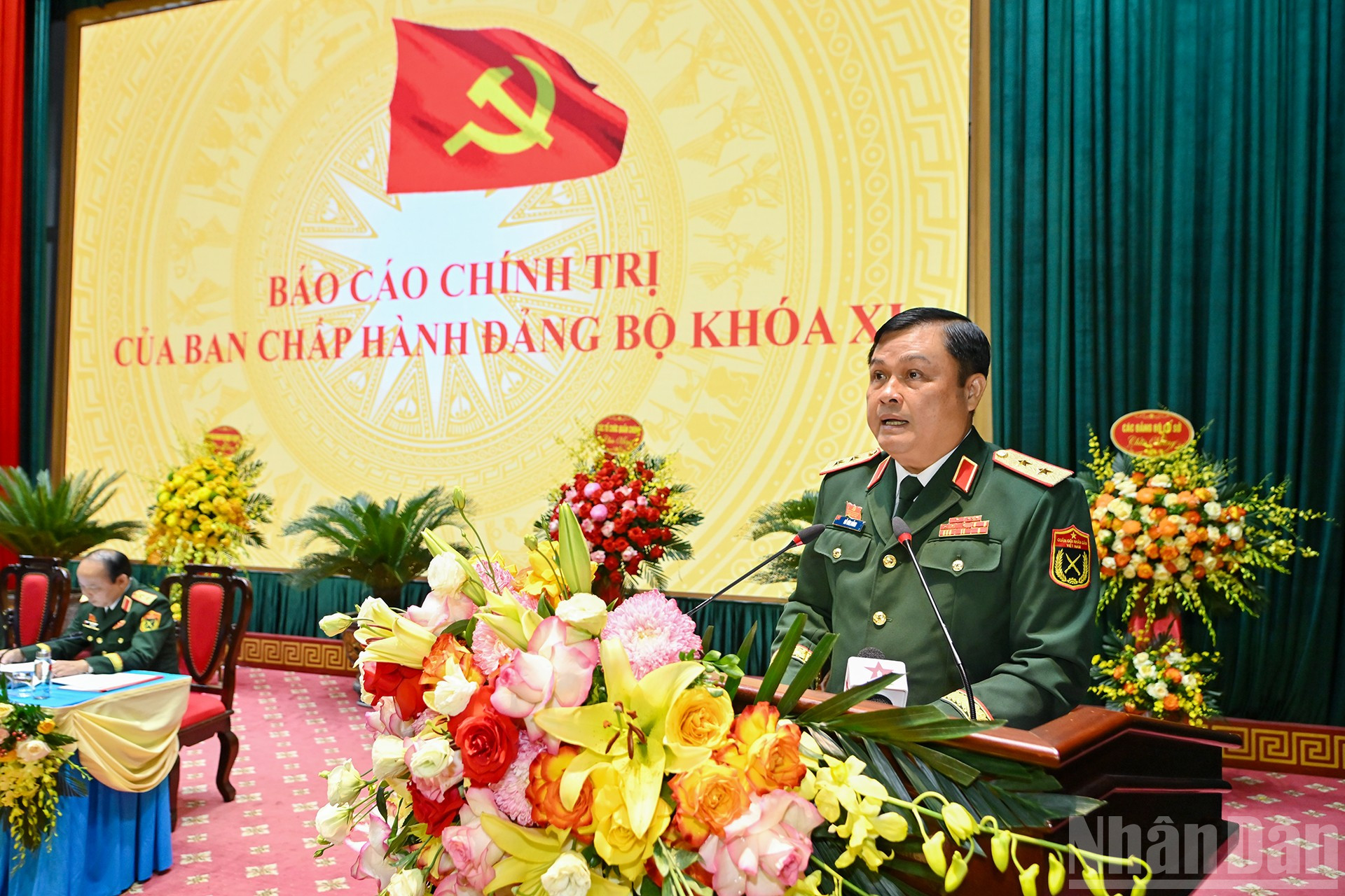 Trung tướng Đỗ Văn Bảnh, Bí thư Đảng ủy, Chính ủy Học viện Quốc phòng phát trình bày Báo cáo chính trị, Báo cáo kiểm điểm của Đảng ủy Học viện nhiệm kỳ 2020-2025 và dự thảo Chương trình hành động thực hiện Nghị quyết Đại hội Đảng bộ Học viện nhiệm kỳ 2025-2030. ndo_br_10.jpg