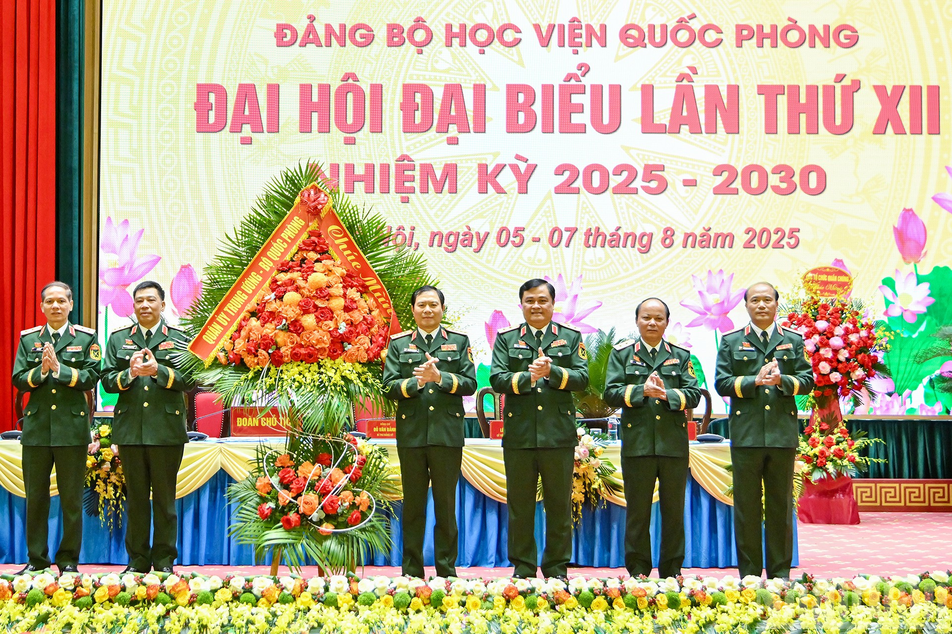Tổng Tham mưu trưởng Quân đội nhân dân Việt Nam Nguyễn Tân Cương, đại diện Quân ủy Trung ương tặng hoa chúc mừng Đại hội. ndo_br_7.jpg