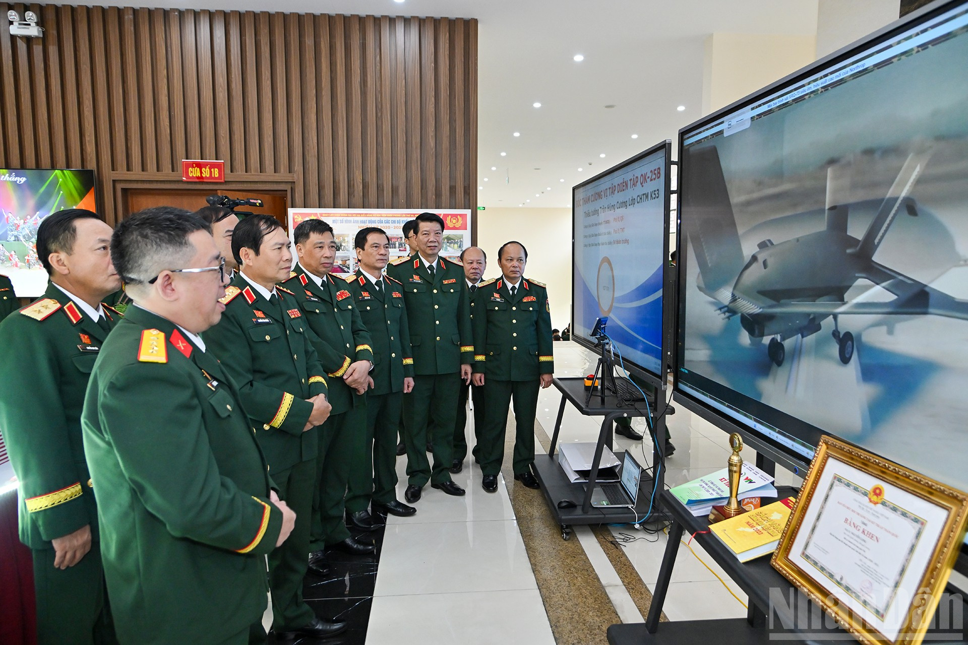 Tổng Tham mưu trưởng Quân đội nhân dân Việt Nam Nguyễn Tân Cương cùng các đại biểu tham quan trưng bày bên lề Đại hội. ndo_br_chi-5107.jpg