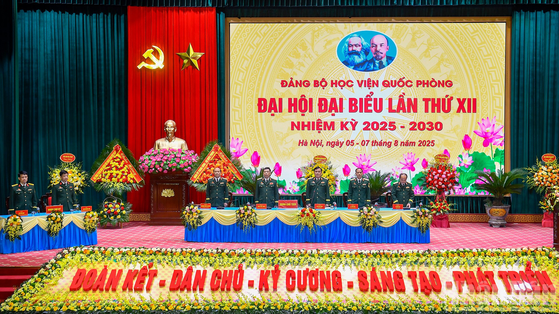 Đoàn Chủ tịch và Đoàn Thư ký thực hiện nhiệm vụ tại Đại hội. ndo_br_5.jpg