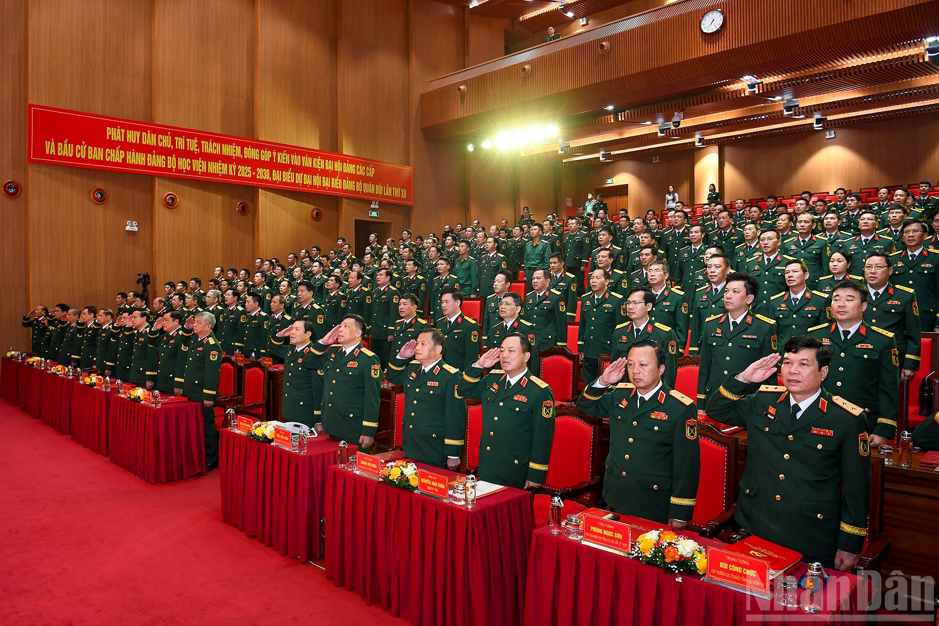 Các đại biểu thực hiện nghi lễ chào cờ tại Đại hội. ndo_br_3.jpg