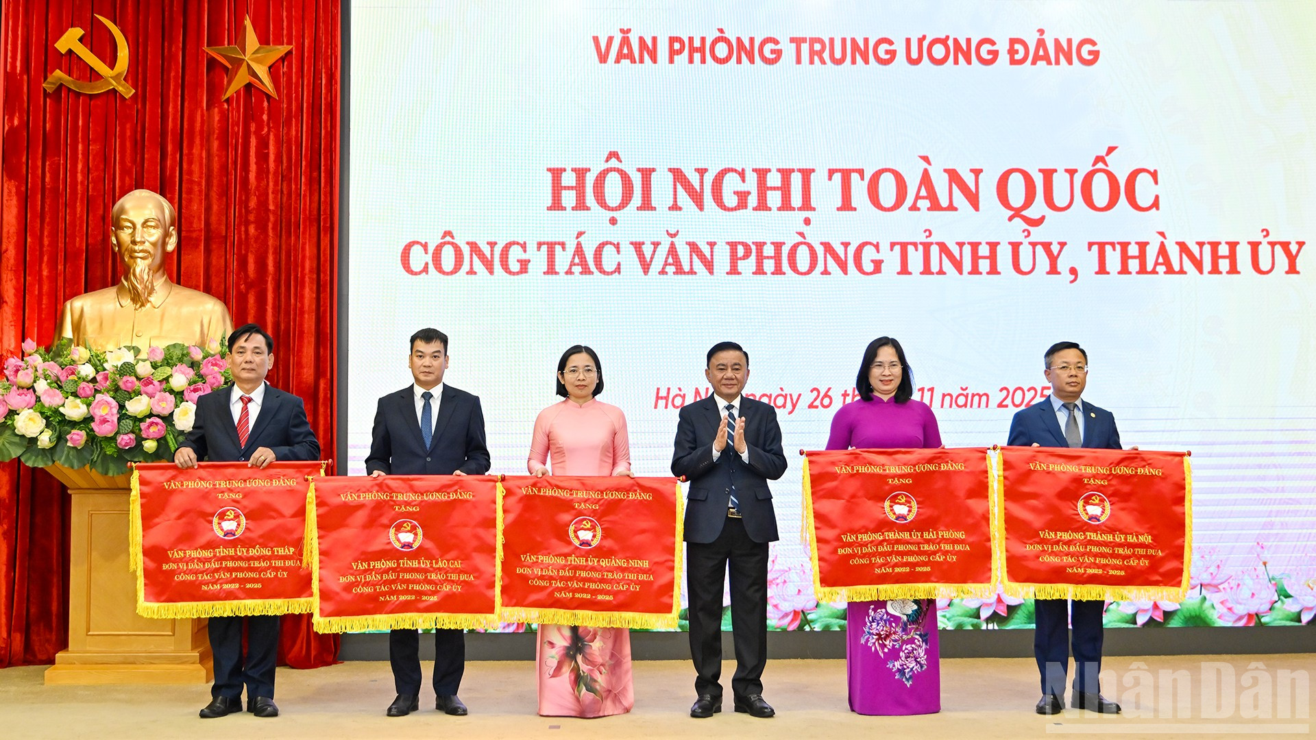 Thường trực Ban Bí thư Trần Cẩm Tú trao Cờ thi đua của Văn phòng Trung ương Đảng tặng các tập thể tại hội nghị.
