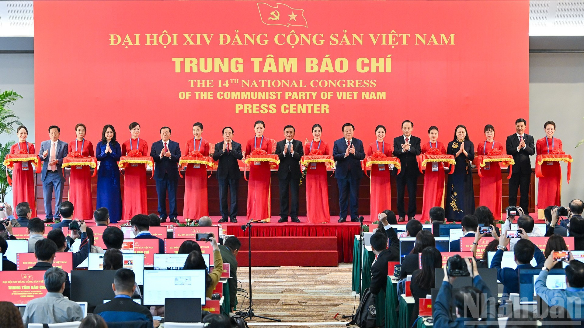 Thường trực Ban Bí thư Trần Cẩm Tú cùng các đại biểu cắt băng khai trương Trung tâm Báo chí Đại hội XIV của Đảng.