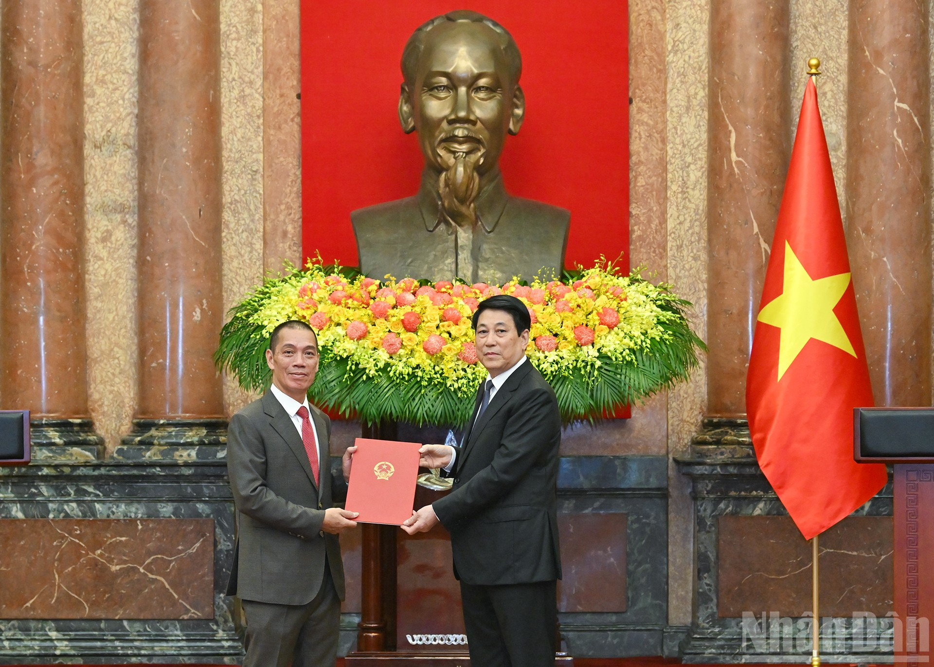 Chủ tịch nước Lương Cường trao Quyết định phong hàm Đại sứ nước Cộng hòa xã hội Chủ nghĩa Việt Nam bậc I cho Đại sứ đặc mệnh toàn quyền nước Cộng hòa xã hội Chủ nghĩa Việt Nam tại Cộng hòa Thổ Nhĩ Kỳ Đỗ Sơn Hải. ndo_br_09.jpg