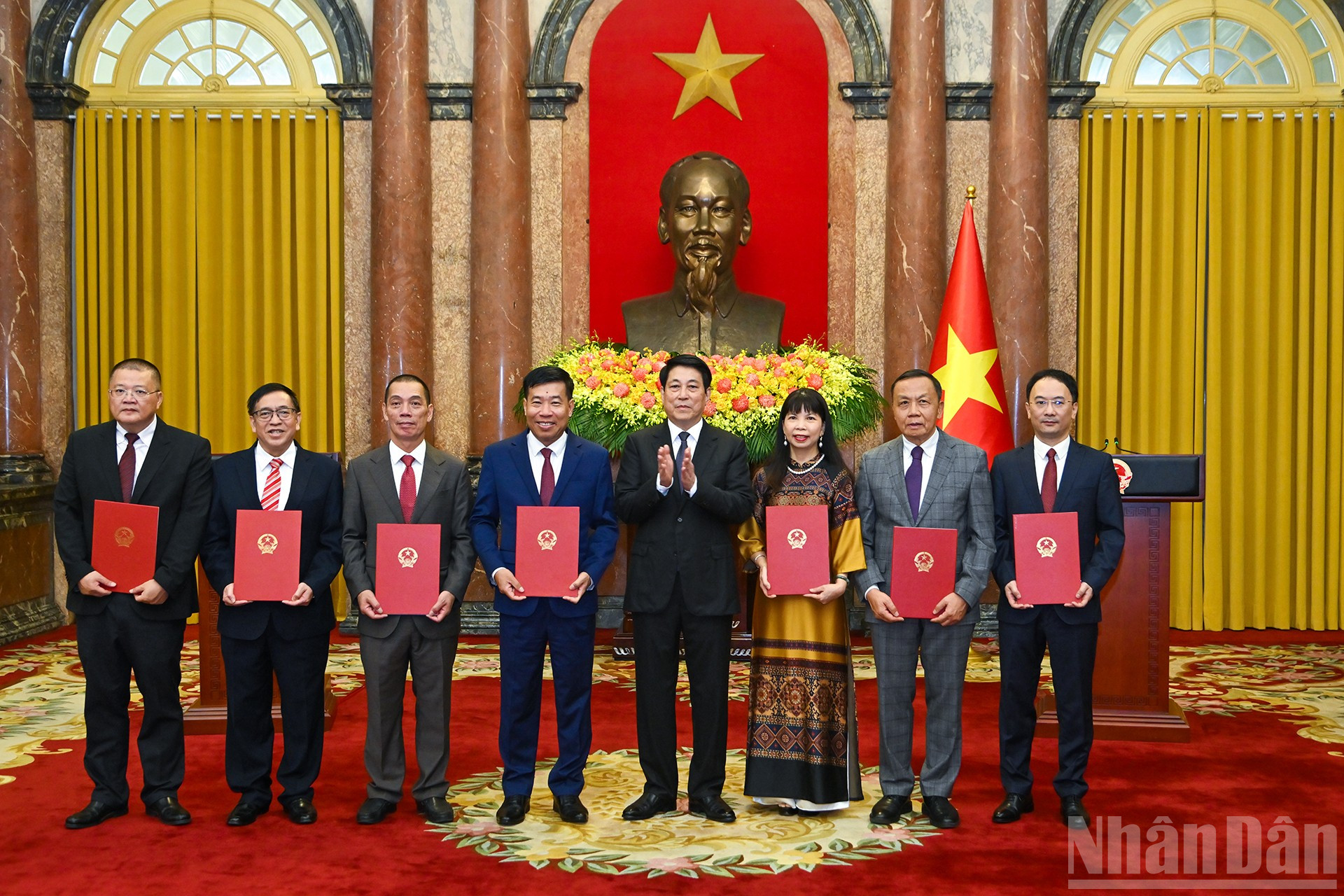 Chủ tịch nước Lương Cường với các Đại sứ được phong hàm và bổ nhiệm tại buổi lễ. ndo_br_15.jpg