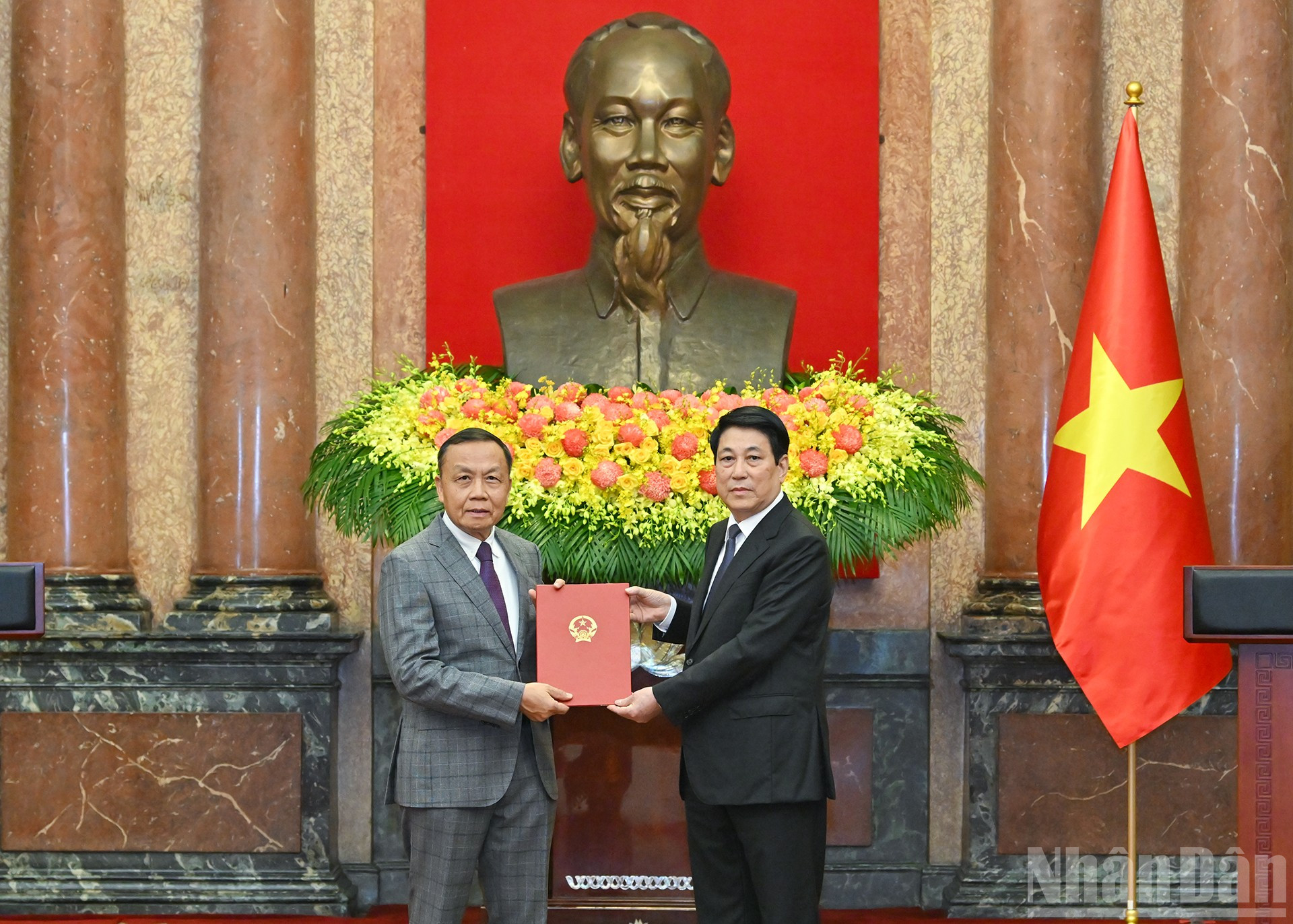Chủ tịch nước Lương Cường trao Quyết định phong hàm Đại sứ nước Cộng hòa xã hội Chủ nghĩa Việt Nam bậc I cho Tổng lãnh sự nước Cộng hòa xã hội Chủ nghĩa Việt Nam tại thành phố Vancouver (Canada) Nguyễn Quang Trung. ndo_br_07.jpg