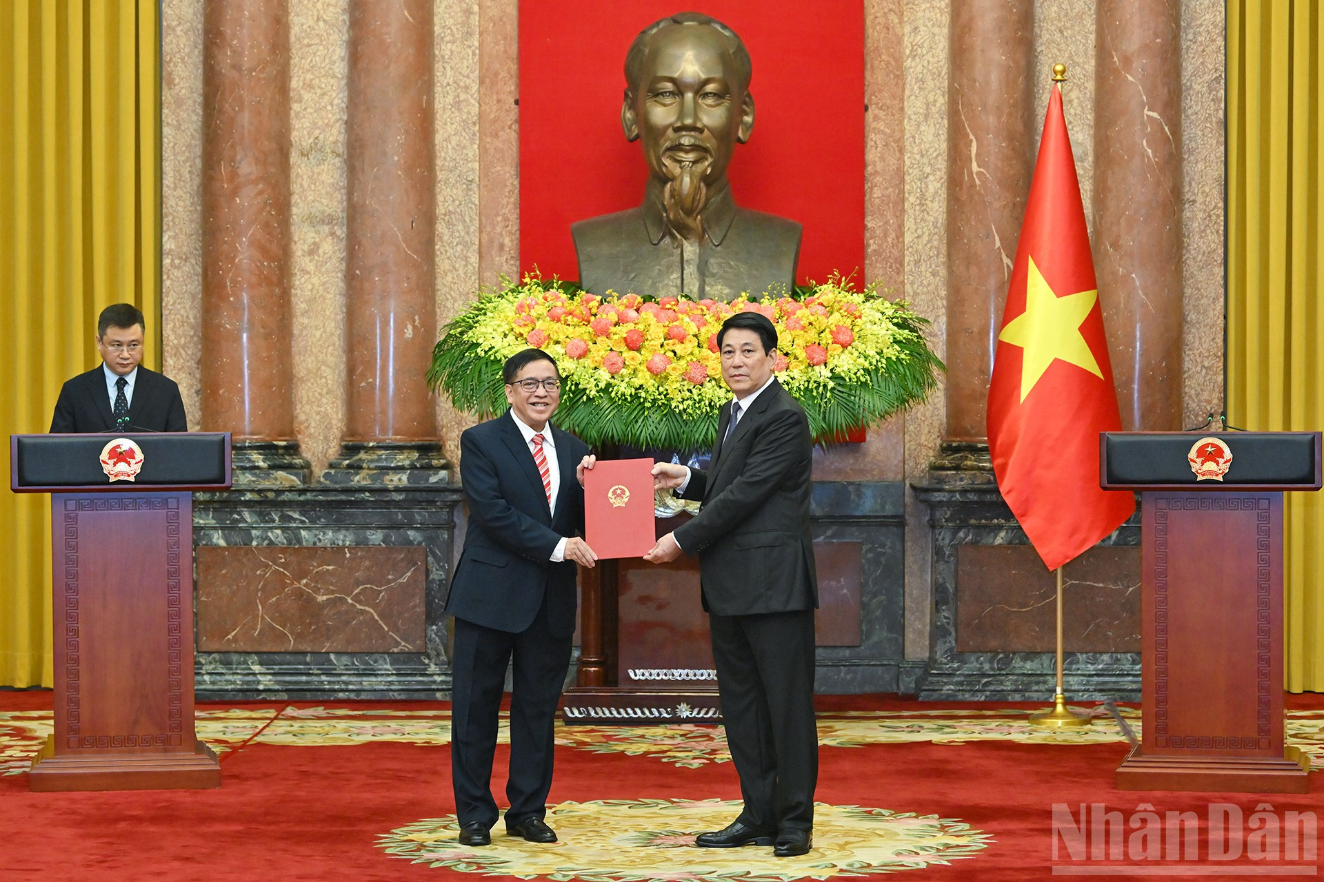 Chủ tịch nước Lương Cường trao Quyết định phong hàm Đại sứ nước Cộng hòa xã hội Chủ nghĩa Việt Nam bậc I cho Đại sứ đặc mệnh toàn quyền nước Cộng hòa xã hội Chủ nghĩa Việt Nam tại Cộng hòa Mozambique Phạm Hoàng Kim. ndo_br_8.jpg