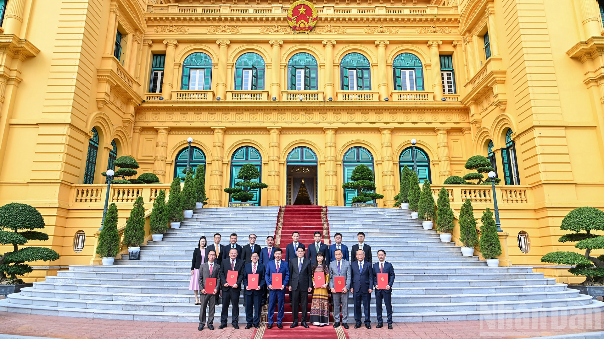 Chủ tịch nước Lương Cường với các Đại sứ được phong hàm, bổ nhiệm và đại biểu tại buổi lễ.