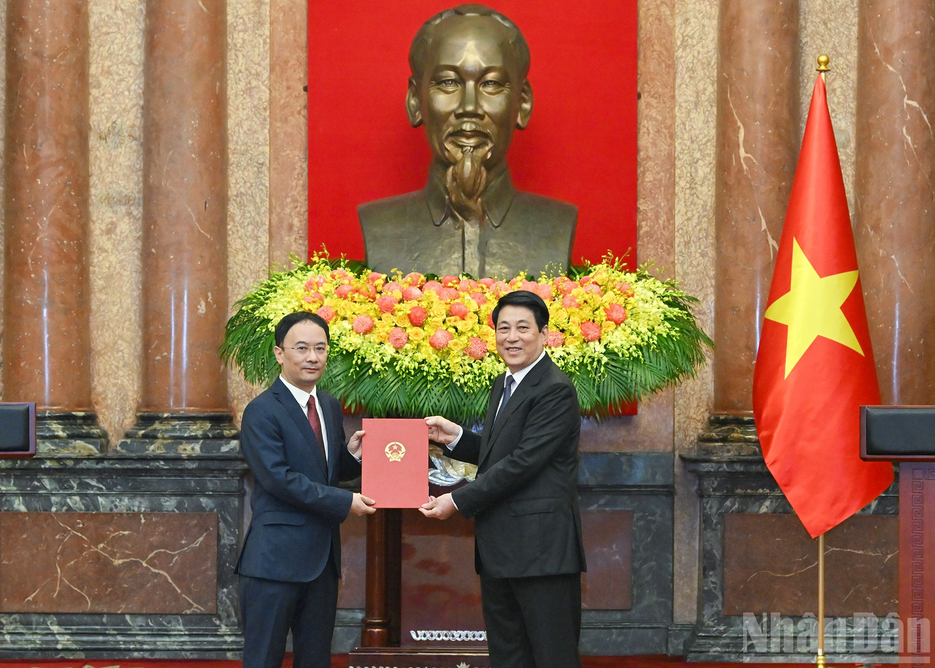 Chủ tịch nước Lương Cường trao Quyết định bổ nhiệm Đại sứ đặc mệnh toàn quyền nước Cộng hòa xã hội Chủ nghĩa Việt Nam tại Cộng hòa Ireland. ndo_br_11.jpg