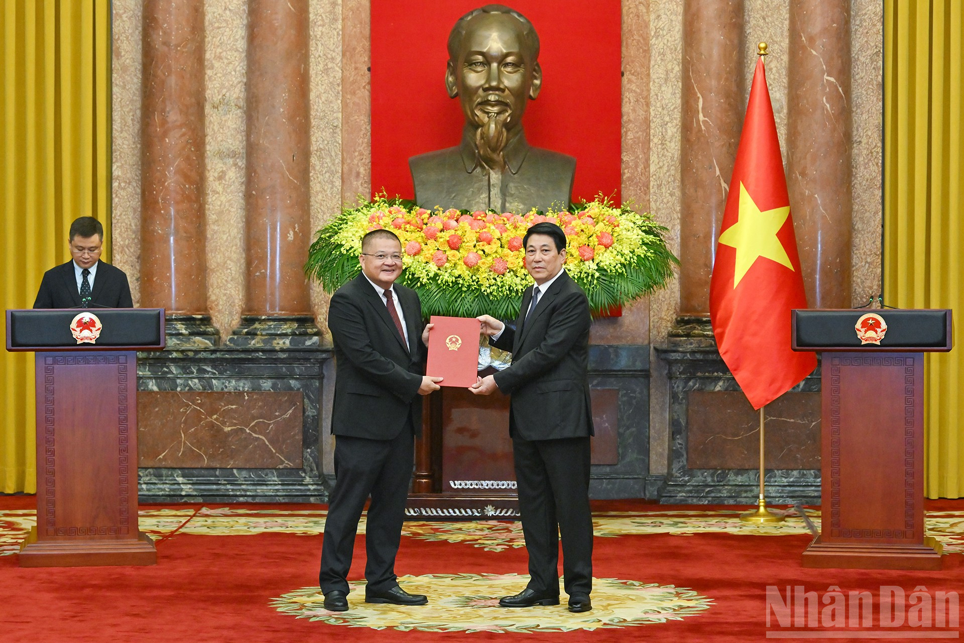 Chủ tịch nước Lương Cường trao Quyết định bổ nhiệm Đại sứ đặc mệnh toàn quyền nước Cộng hòa xã hội Chủ nghĩa Việt Nam tại Cộng hòa Bồ Đào Nha. ndo_br_10.jpg