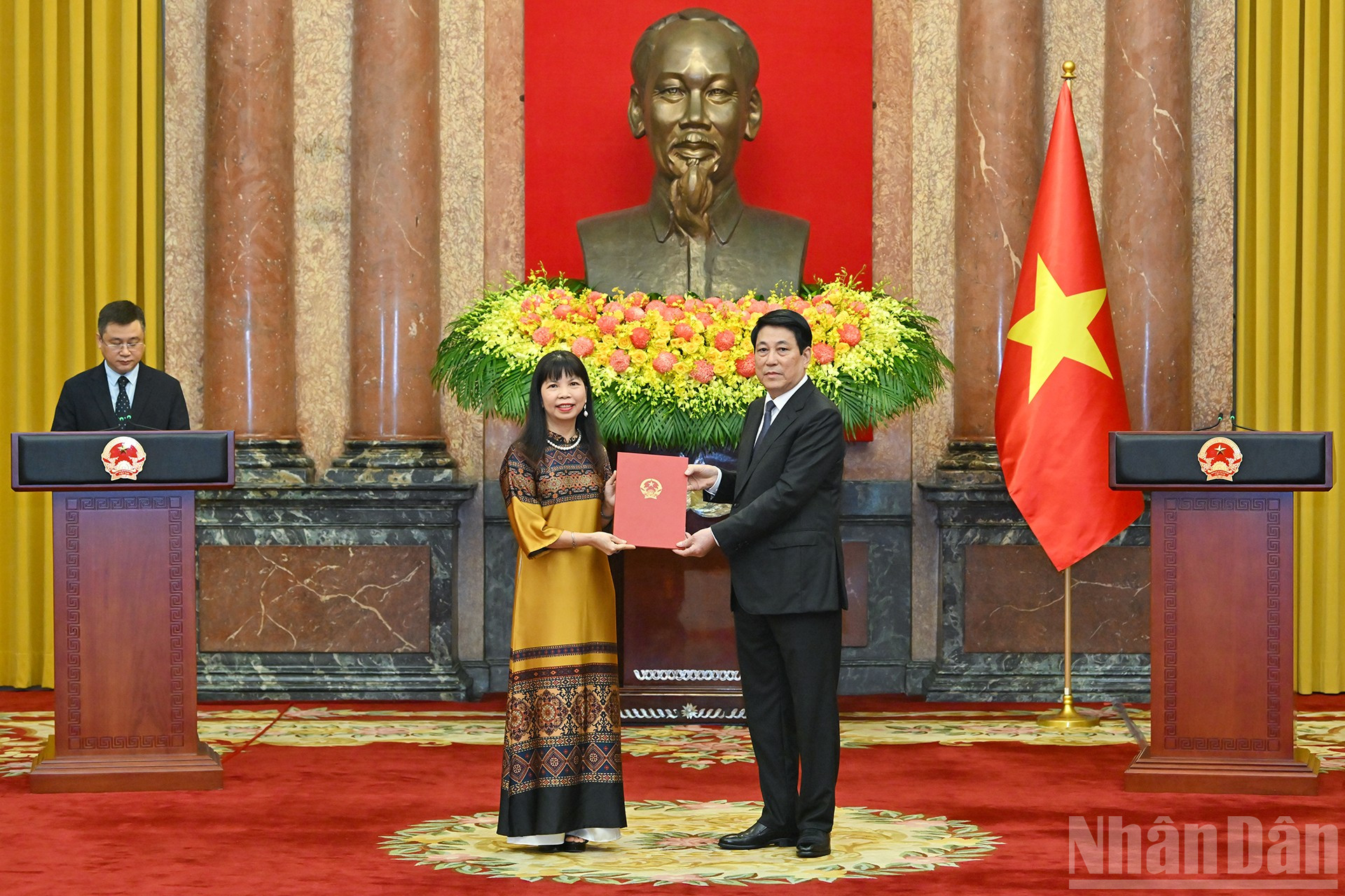 Chủ tịch nước Lương Cường trao Quyết định phong hàm Đại sứ nước Cộng hòa xã hội Chủ nghĩa Việt Nam bậc I cho Phó Chủ nhiệm Ủy ban Nhà nước về người Việt Nam ở nước ngoài Phạm Thị Kim Hoa. ndo_br_6.jpg