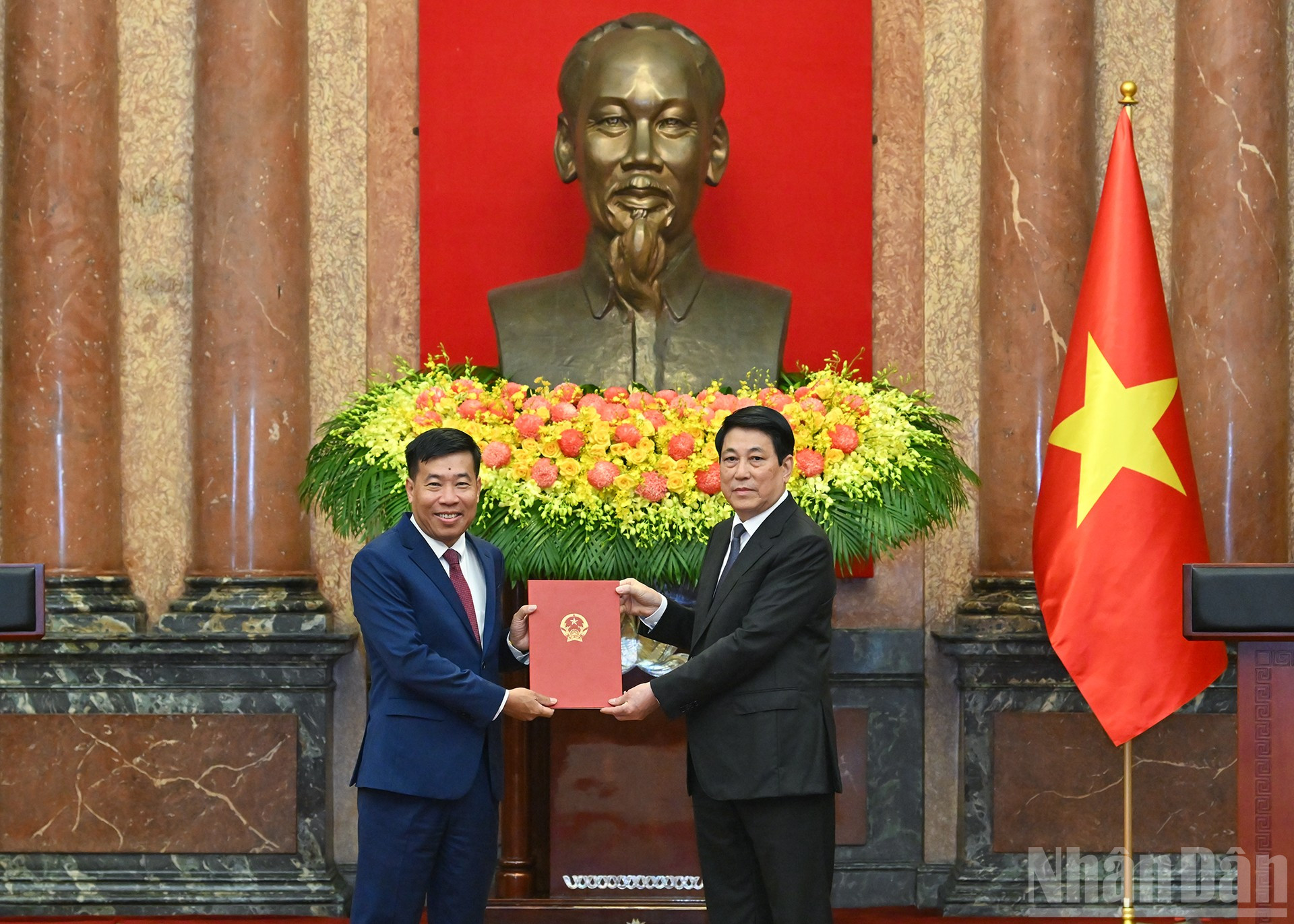 Chủ tịch nước Lương Cường trao Quyết định phong hàm Đại sứ nước Cộng hòa xã hội Chủ nghĩa Việt Nam bậc II cho Thứ trưởng Ngoại giao Nguyễn Mạnh Cường. ndo_br_5.jpg
