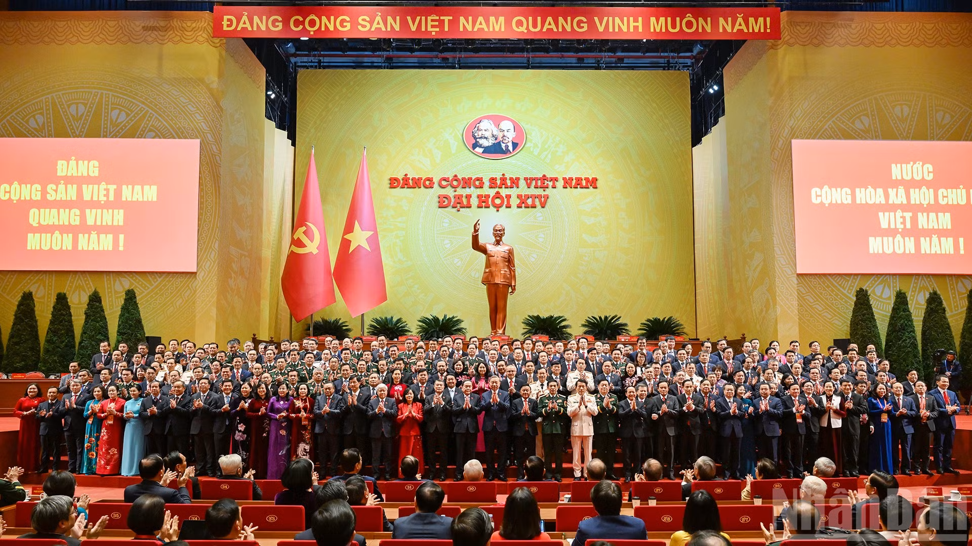 Ban Chấp hành Trung ương Đảng Cộng sản Việt Nam khoá XIV ra mắt Đại hội. (Ảnh DUY LINH)