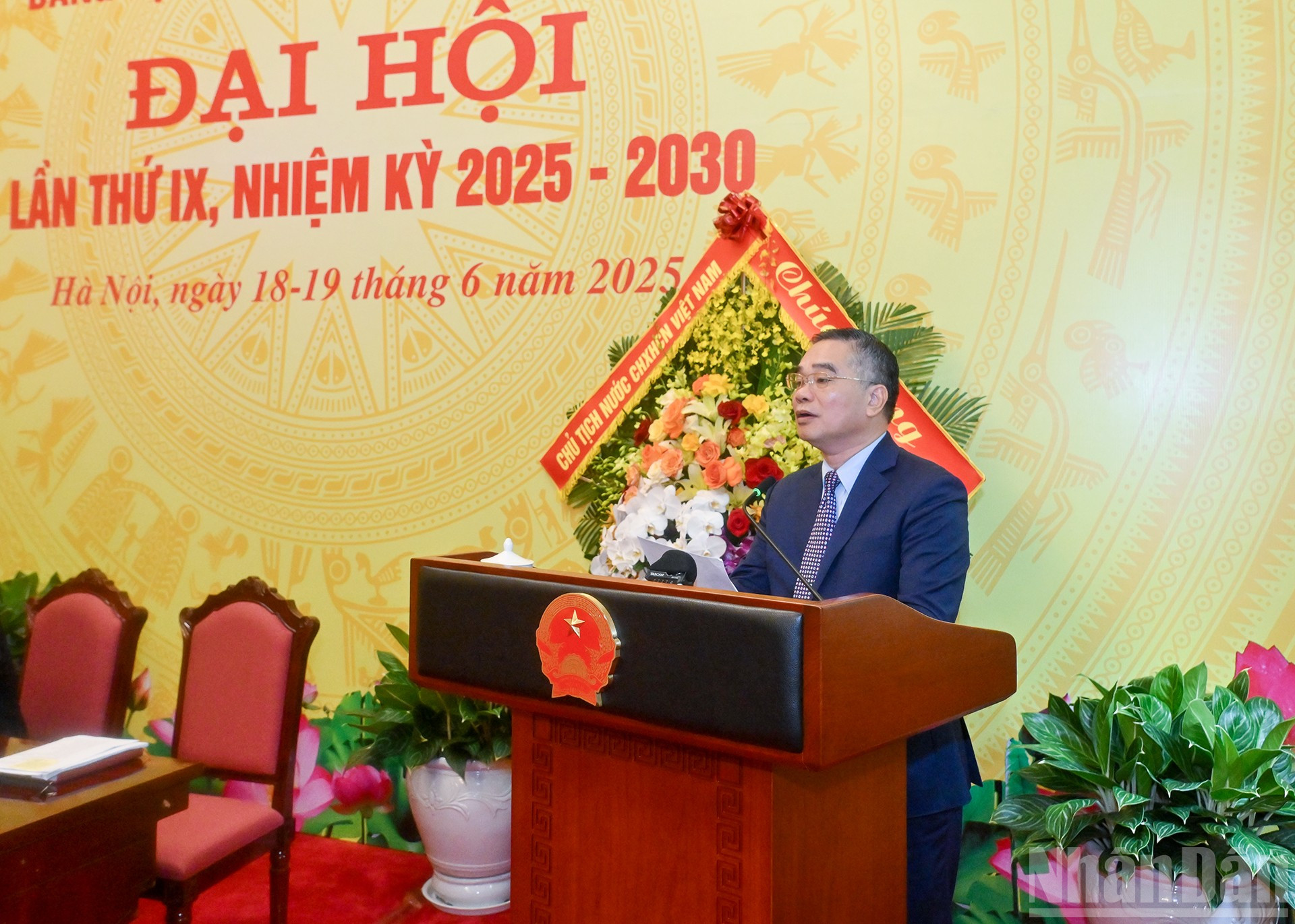 Phó Bí thư Đảng ủy Văn phòng Chủ tịch nước Lê Xuân Khánh trình bày Báo cáo kiểm điểm của Ban Chấp hành Đảng bộ Văn phòng Chủ tịch nước, khóa VIII, nhiệm kỳ 2020-2025. ndo_br_8.jpg