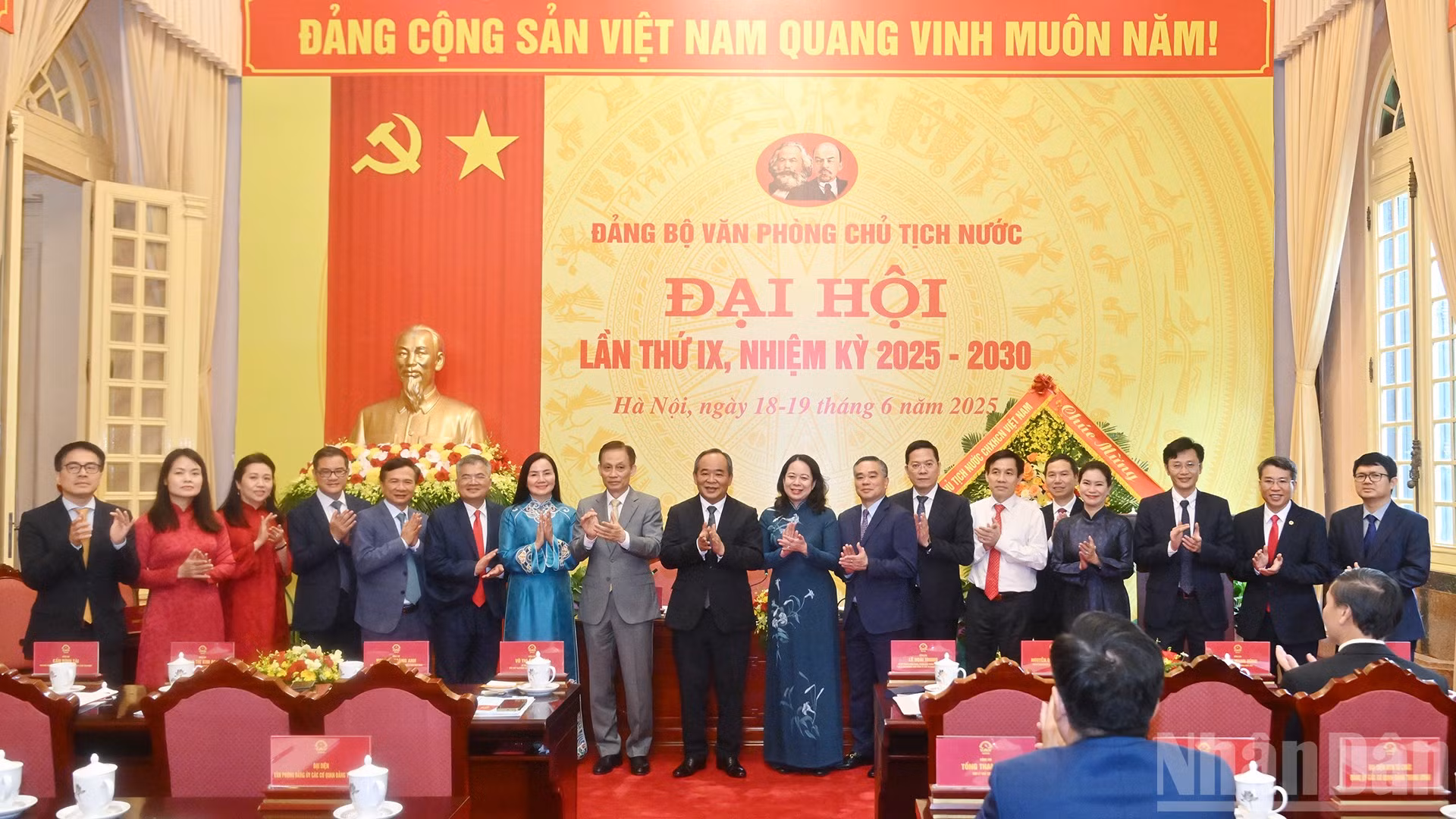 Chánh Văn phòng Trung ương Đảng Lê Hoài Trung và Phó Chủ tịch nước Võ Thị Ánh Xuân chúc mừng Ban Chấp hành Đảng bộ Văn phòng Chủ tịch nước, khóa IX, nhiệm kỳ 2025-2030.