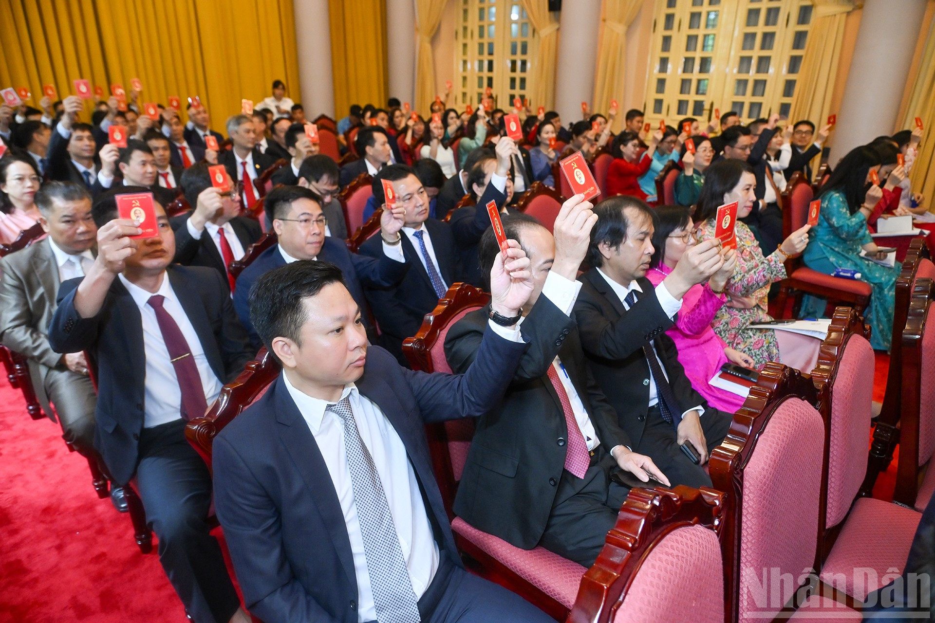 Các đảng viên Đảng bộ Văn phòng Chủ tịch nước biểu quyết thông qua Danh sách đại biểu bầu Ban Chấp hành Đảng bộ Văn phòng Chủ tịch nước, khóa IX, nhiệm kỳ 2025-2030. ndo_br_12.jpg