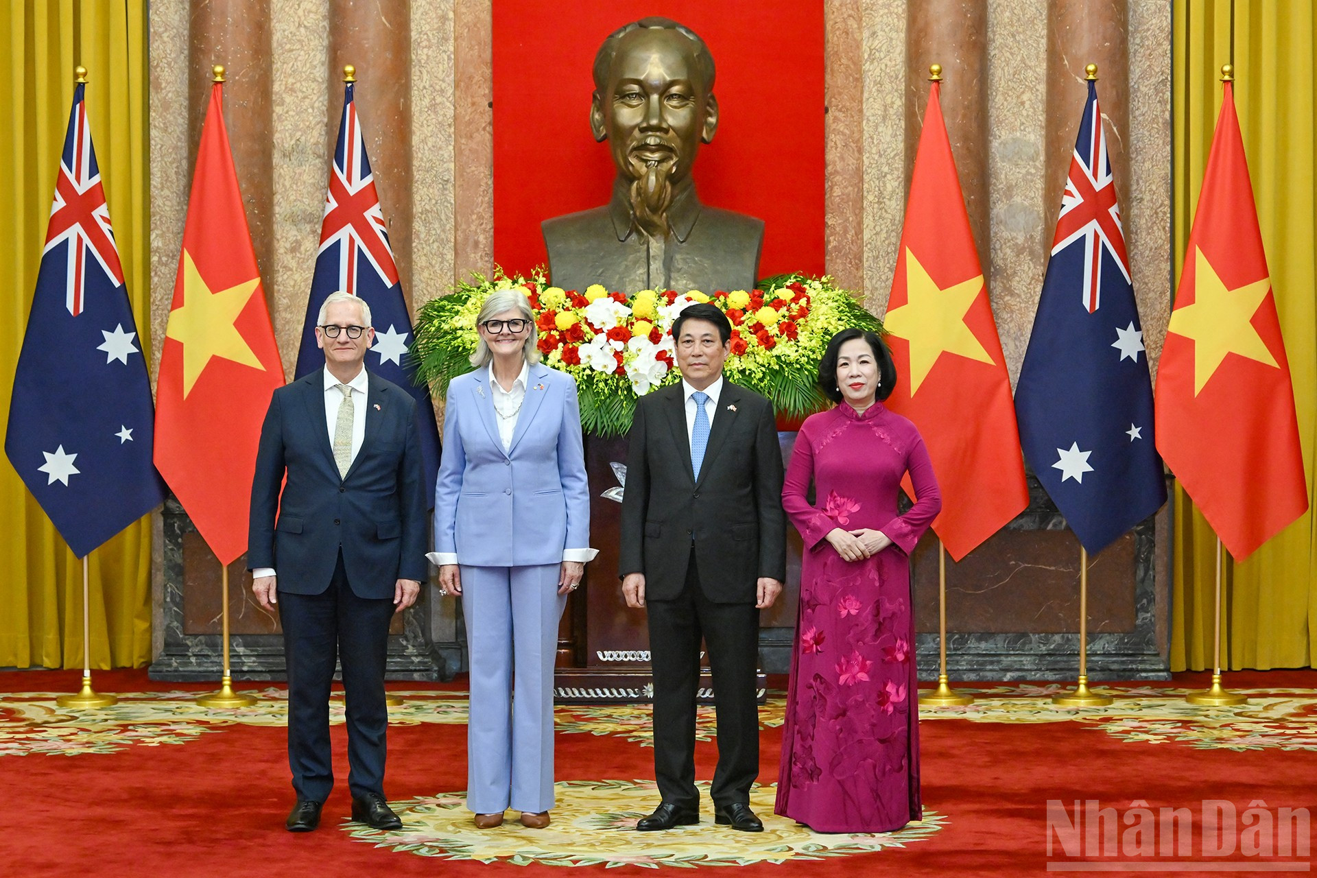 Chủ tịch nước Lương Cường cùng Phu nhân và Toàn quyền Australia Sam Mostyn cùng Phu quân chụp ảnh chung sau lễ đón. ndo_br_8.jpg