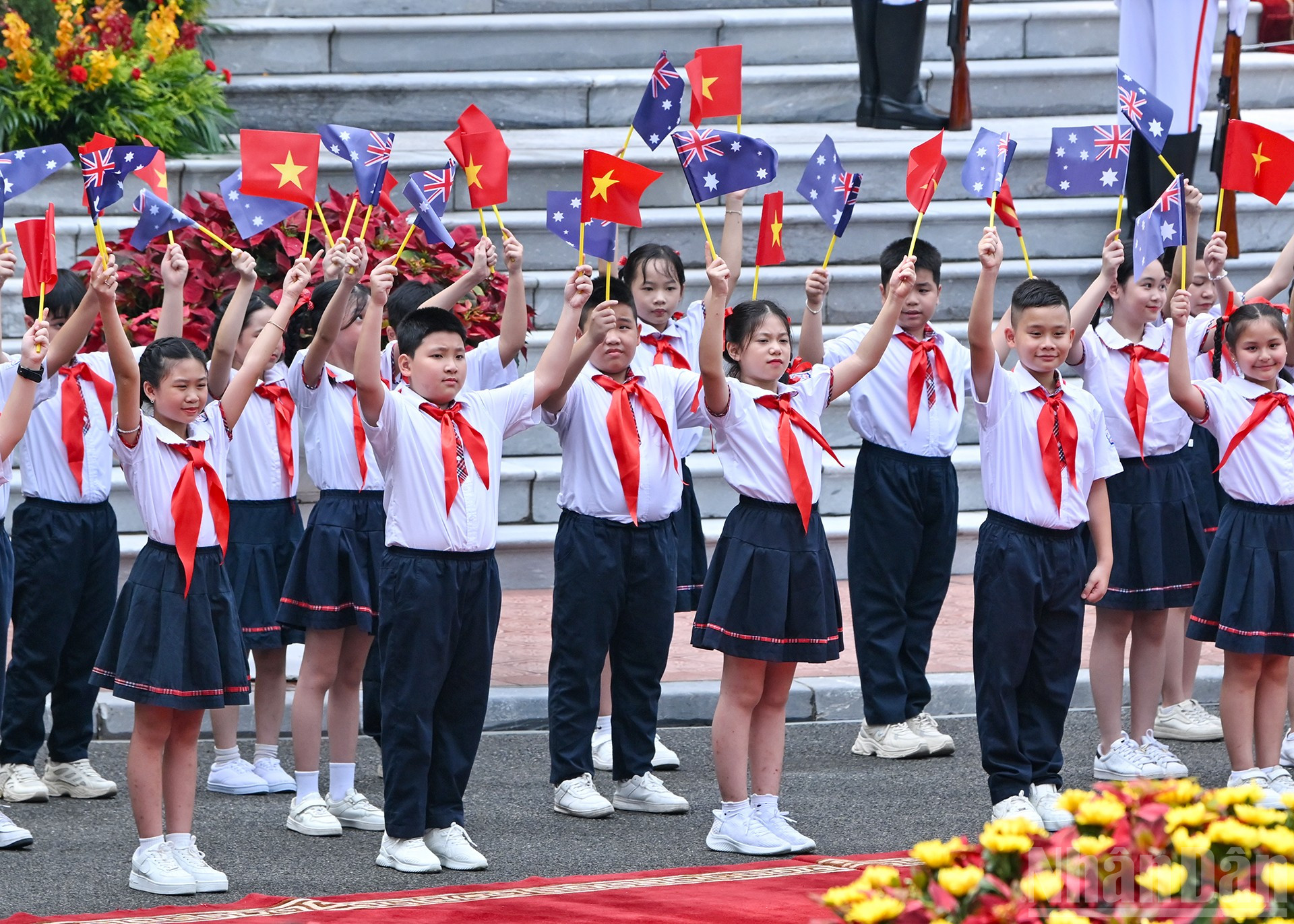 Thiếu nhi Thủ đô đón chào Chủ tịch nước Lương Cường cùng Phu nhân và Toàn quyền Australia Sam Mostyn cùng Phu quân tại lễ đón . ndo_br_3.jpg