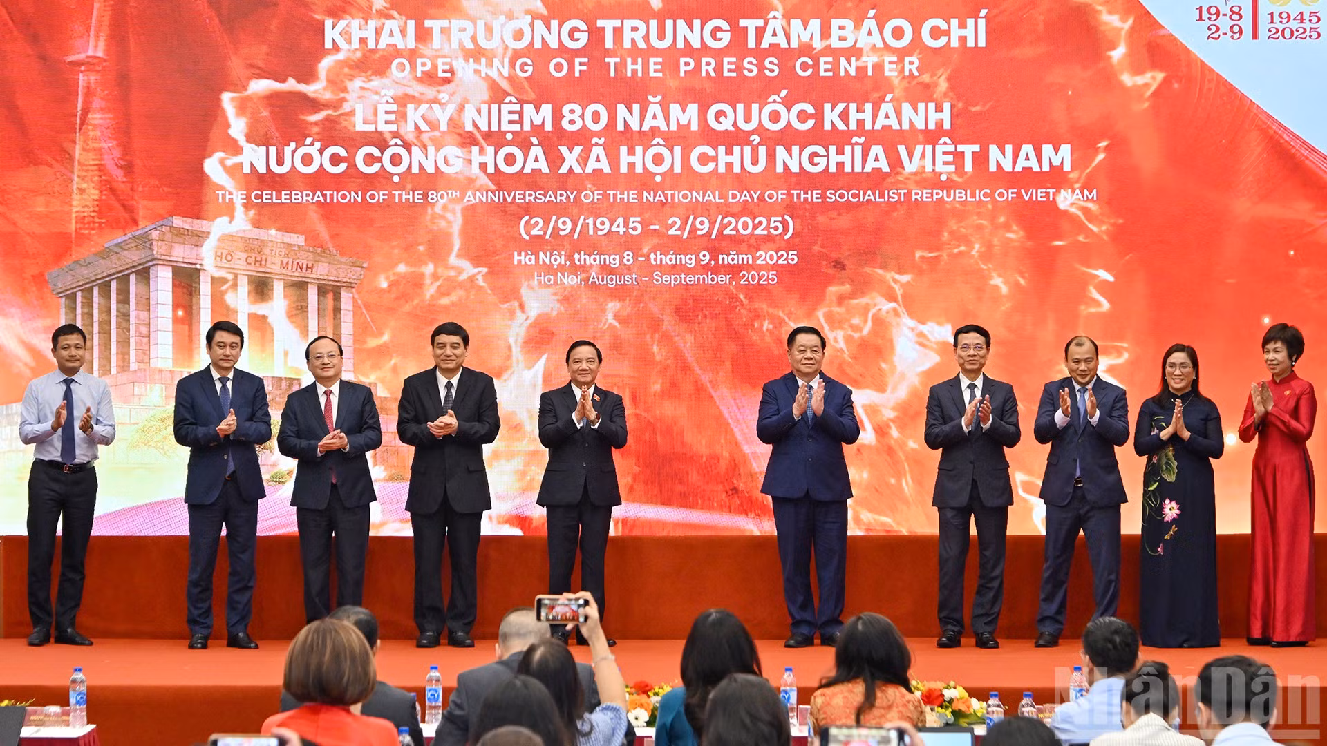 Các đại biểu thực hiện nghi thức bấm nút khai trương Trung tâm Báo chí Lễ kỷ niệm 80 năm Quốc khánh. 