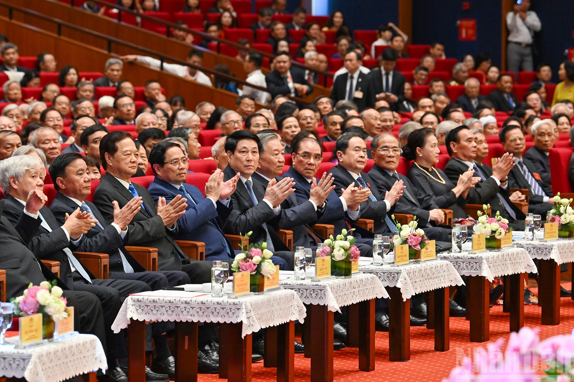 Tổng Bí thư Tô Lâm cùng các đồng chí lãnh đạo, nguyên lãnh đạo Đảng, Nhà nước và các đại biểu tại cuộc gặp mặt. ndo_br_7.jpg