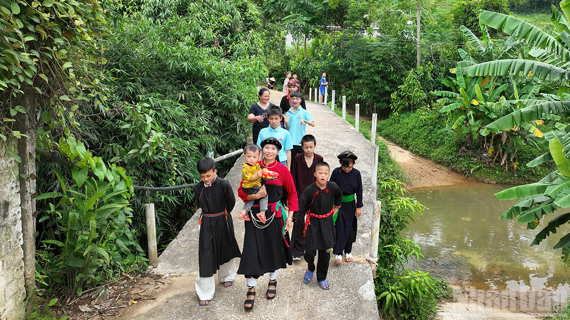 Cô Hoàng Thị Vỵ dẫn các em ra ngoài học trải nghiệm.