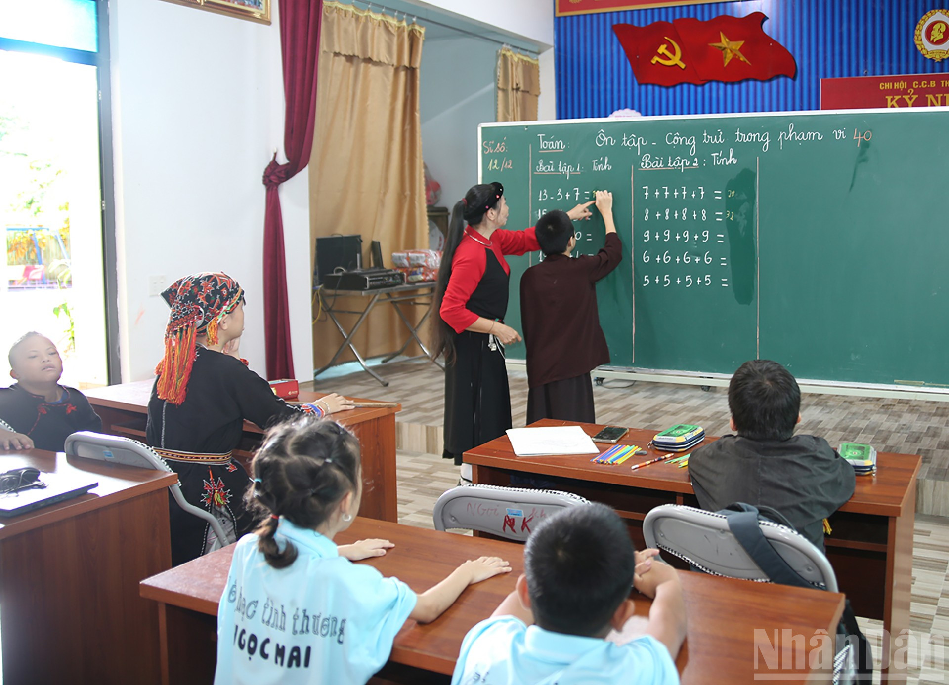 Lớp học được mở ngay tại Hội trường của thôn Ngòi Khang với 12 học sinh có hoàn cảnh đặc biệt, khuyết tật. ndo_br_anh5.jpg