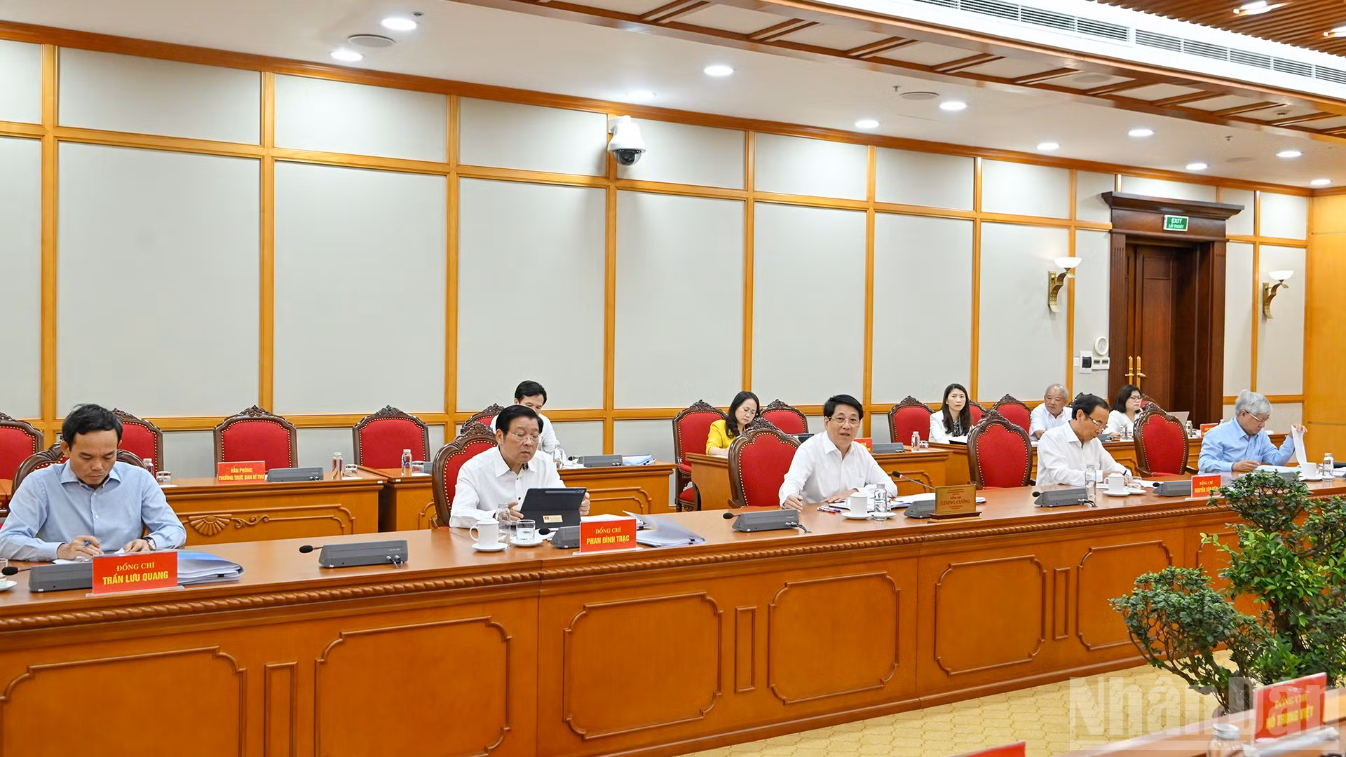 Chủ tịch nước Lương Cường và các đồng chí Bộ Chính trị, Ban Bí thư cùng các đại biểu tại cuộc làm việc với Ban Thường vụ Tỉnh ủy Cà Mau.