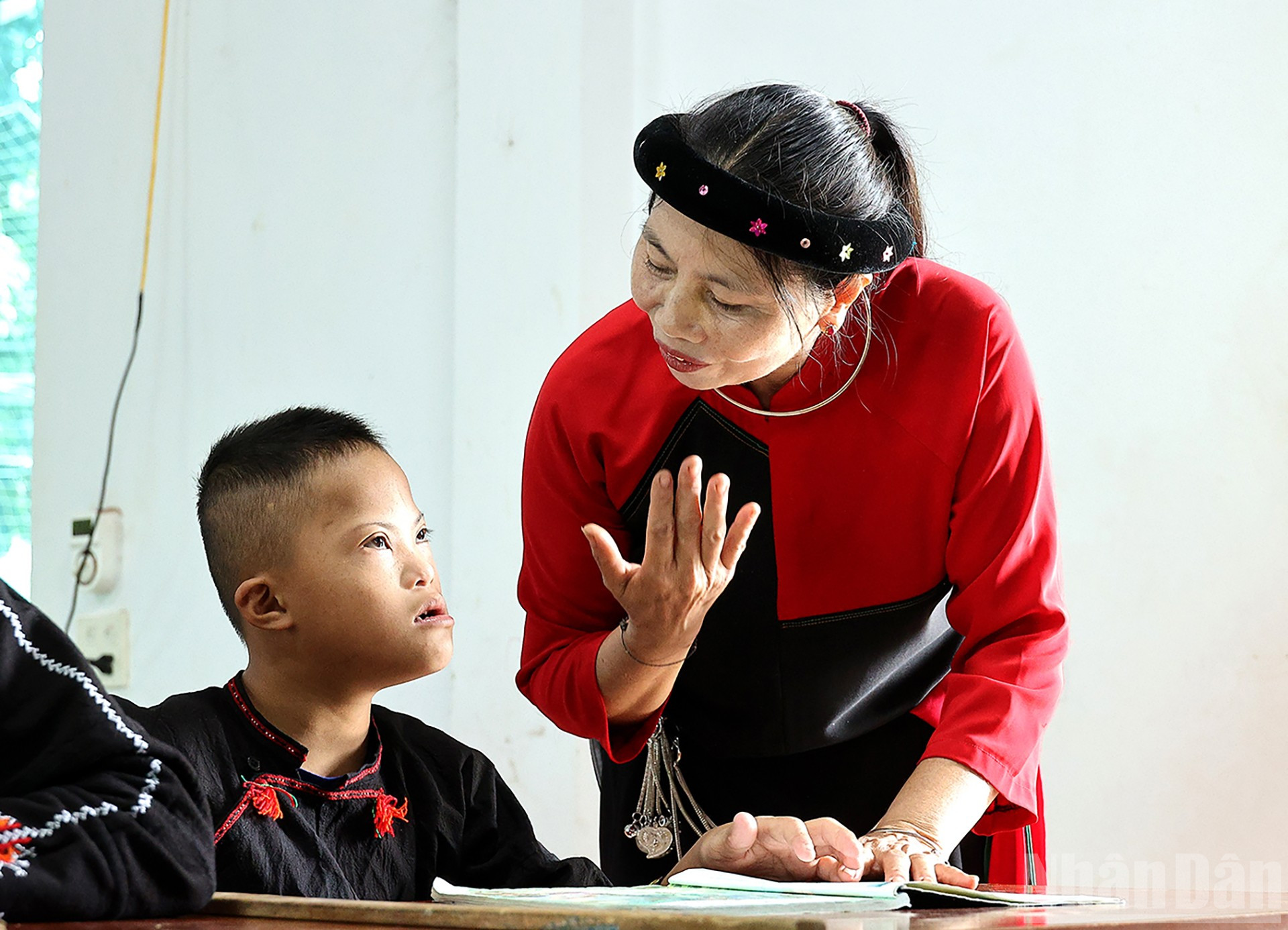 Cô Vỵ dạy cách phát âm cho em Hoàng Ngọc Chiến dân tộc Dao, bị khuyết tật trí tuệ, khuyết tật ngôn ngữ, tăng động giảm chú ý. ndo_br_anh7.jpg