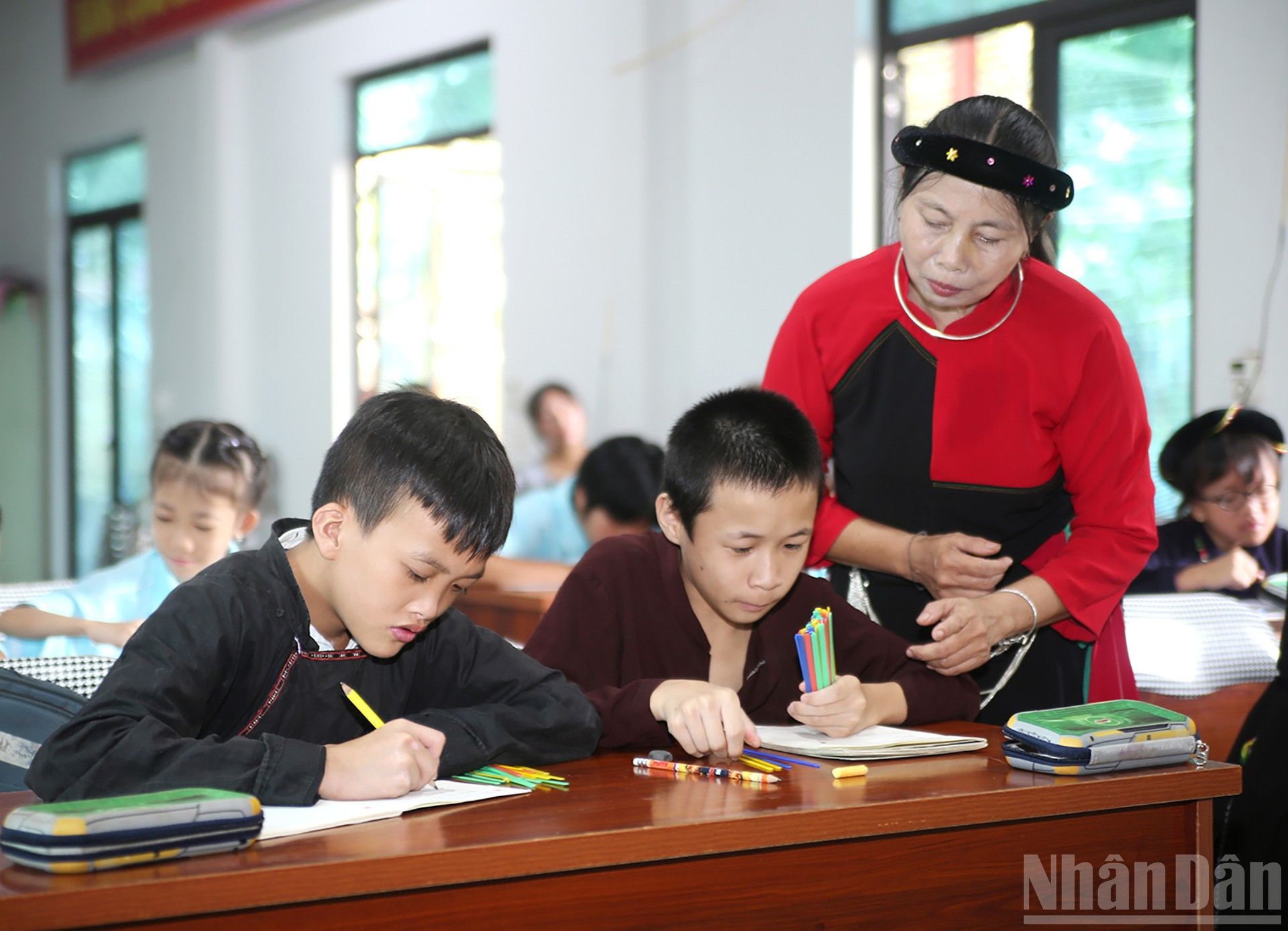 Có học sinh, nhà cách lớp học hơn 10 km, hằng ngày gia đình phải đưa đón em đến lớp. ndo_br_anh6.jpg