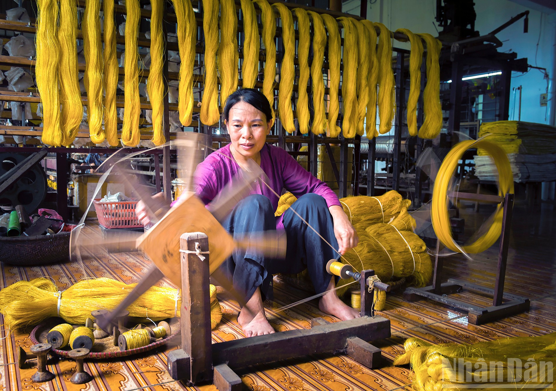 ndo_br_7-using-manual-mirrors-suitable-to-the-hands-and-conditions-of-farmers.jpg
