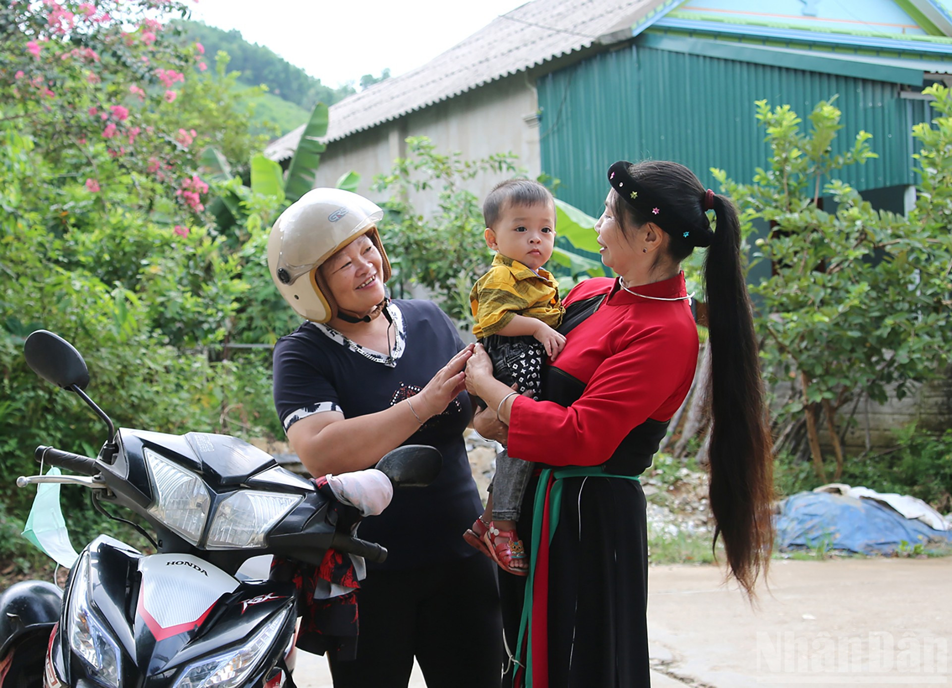 Cô Vỵ luôn ân cần, niềm nở đón các em từ ngoài cổng thôn. ndo_br_anh-2-8134.jpg