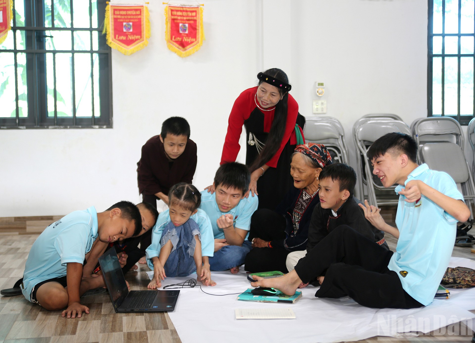 Bà ngoại em Hoàng Ngọc Tú cùng cô Vỵ và các học sinh tham khảo lớp dạy online cho trẻ em khuyết tật. ndo_br_anh10.jpg