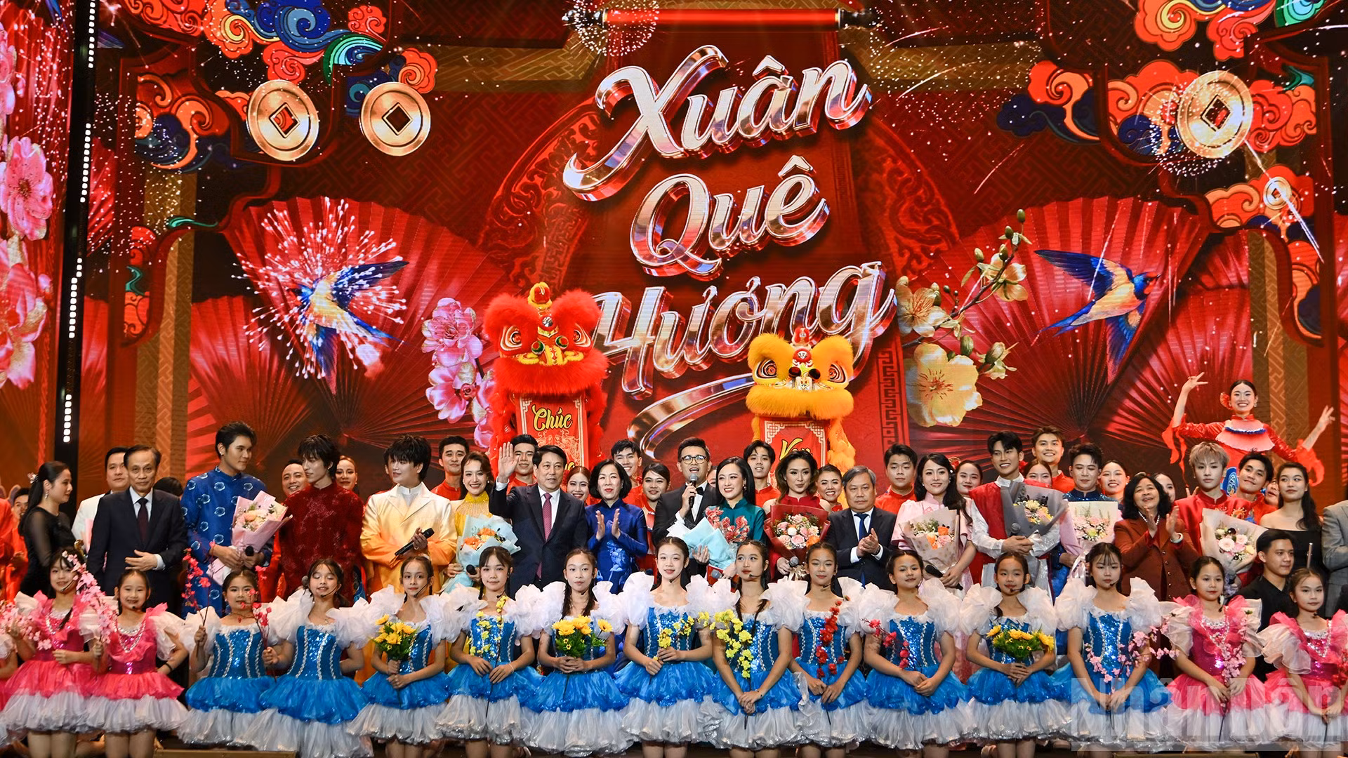 Chủ tịch nước Lương Cường và Phu nhân Nguyễn Thị Minh Nguyệt cùng các đại biểu và nghệ sĩ tại Chương trình Xuân Quê hương 2026.