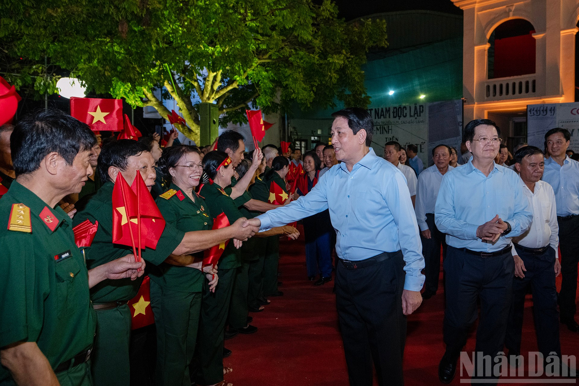 ប្រធានរដ្ឋ Luong Cuong និងថ្នាក់ដឹកនាំបក្ស និងរដ្ឋដទៃទៀតបានចូលរួមកម្មវិធីនៅស្ពានហាណូយ។ ndo_br_2-2655.jpg