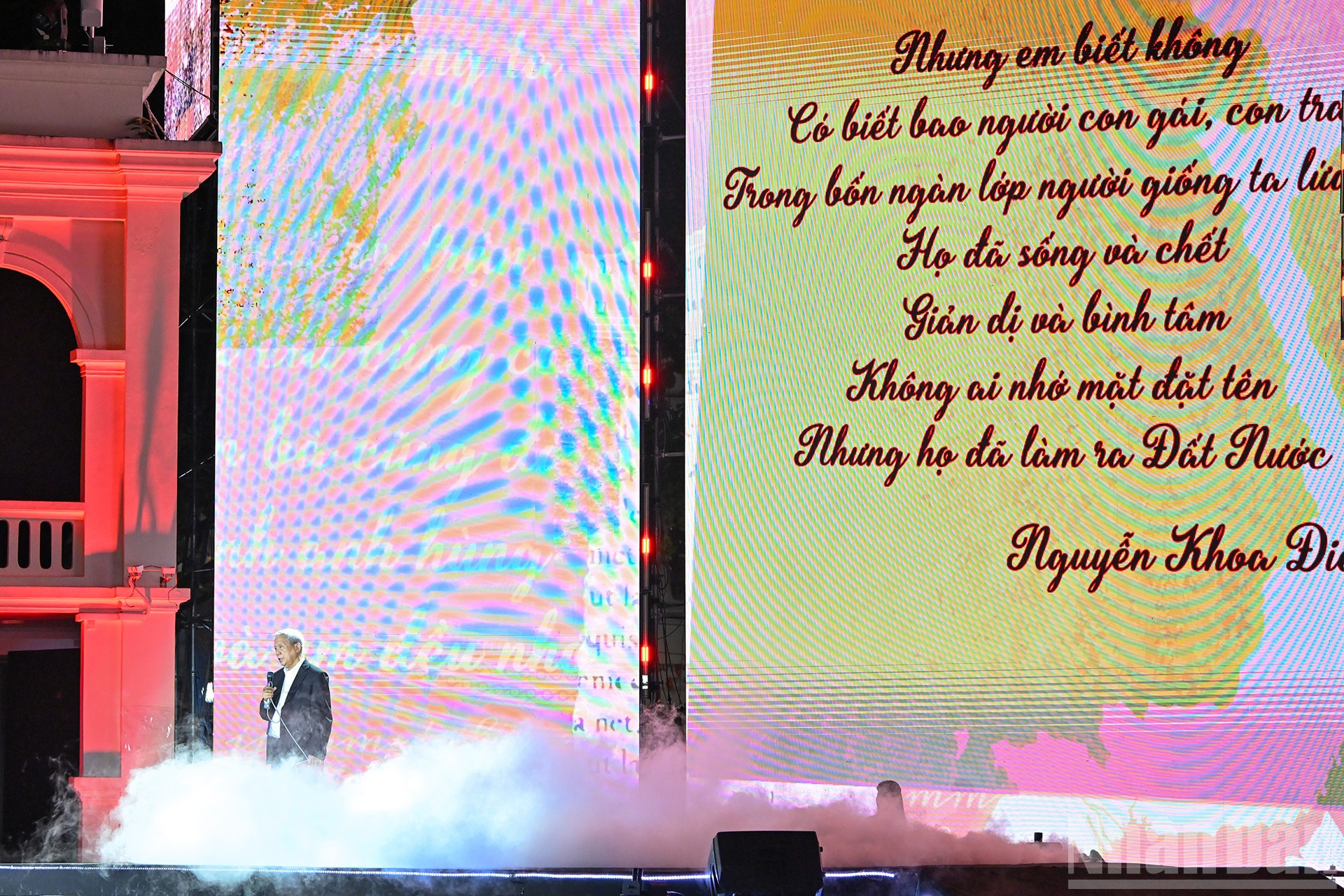 ក្នុងកម្មវិធី កវី Nguyen Khoa Diem បាននាំយកកំណាព្យដ៏រំជួលចិត្តបំផុតក្នុងជីវិតរបស់គាត់គឺកំណាព្យ “ប្រទេស”។ ndo_br_7-9108.jpg