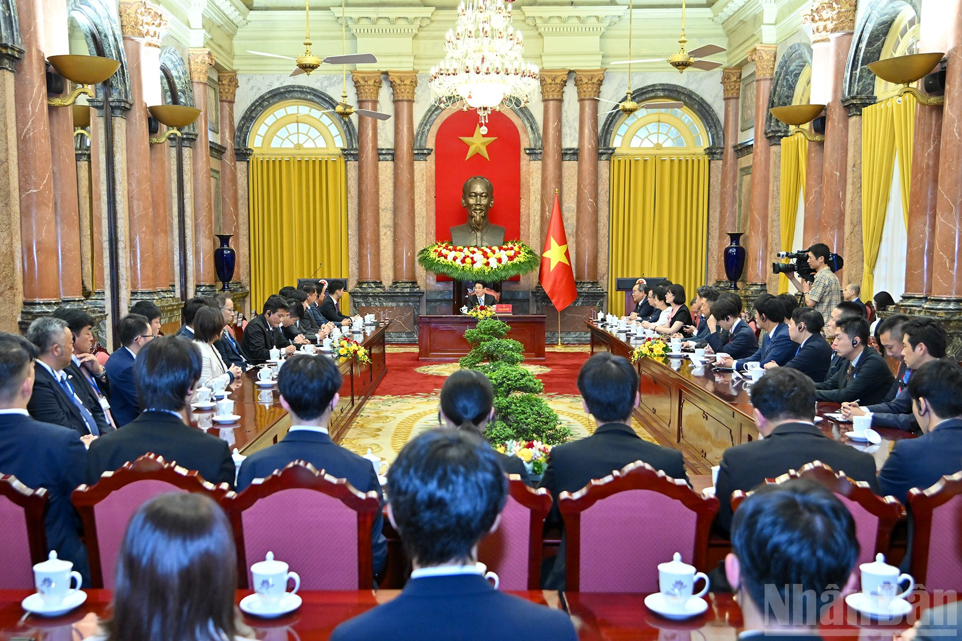 Reception scene at the Presidential Palace. ndo_br_11.jpg